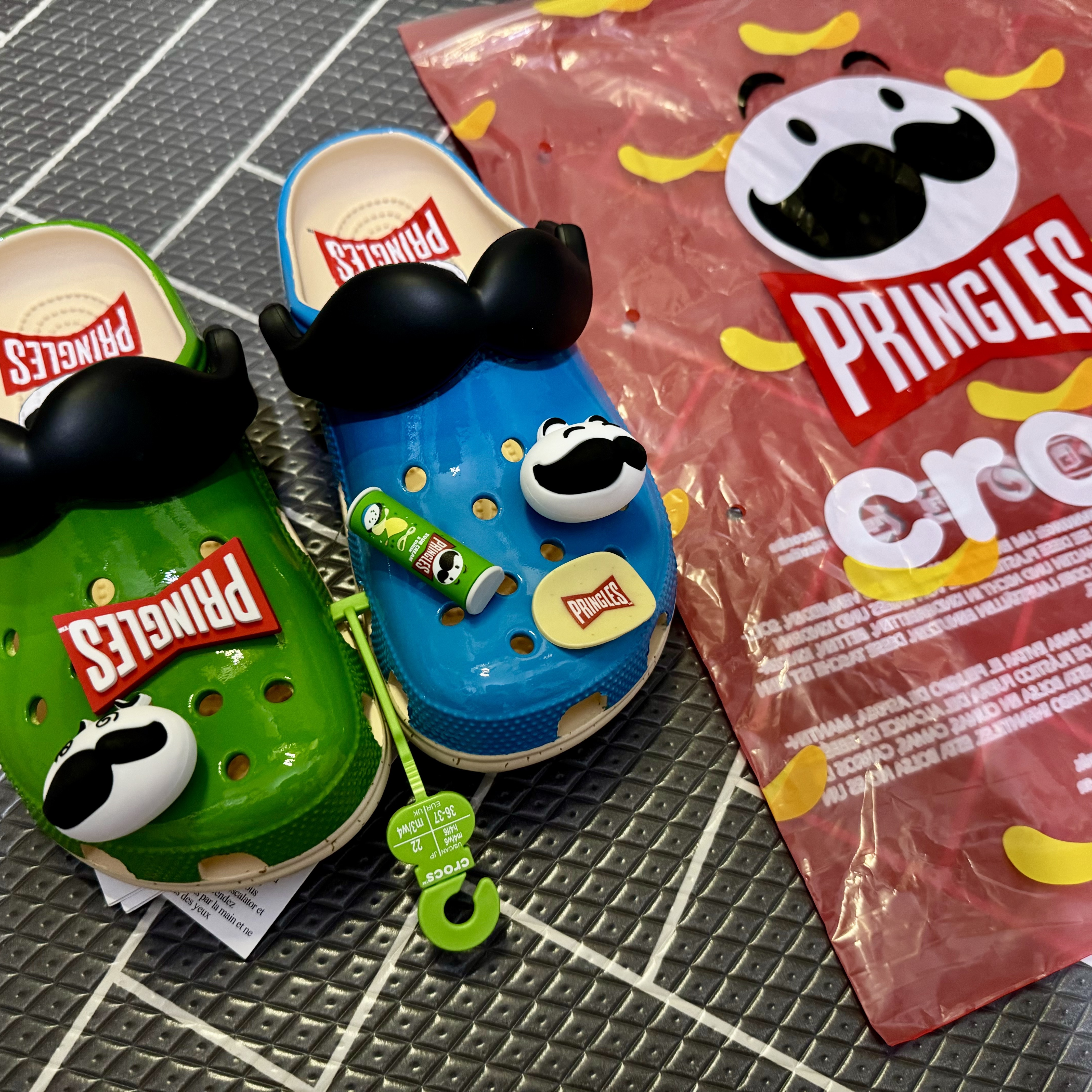 Crocs x Pringles Classic Clog Multi 착용 스타일 - 2