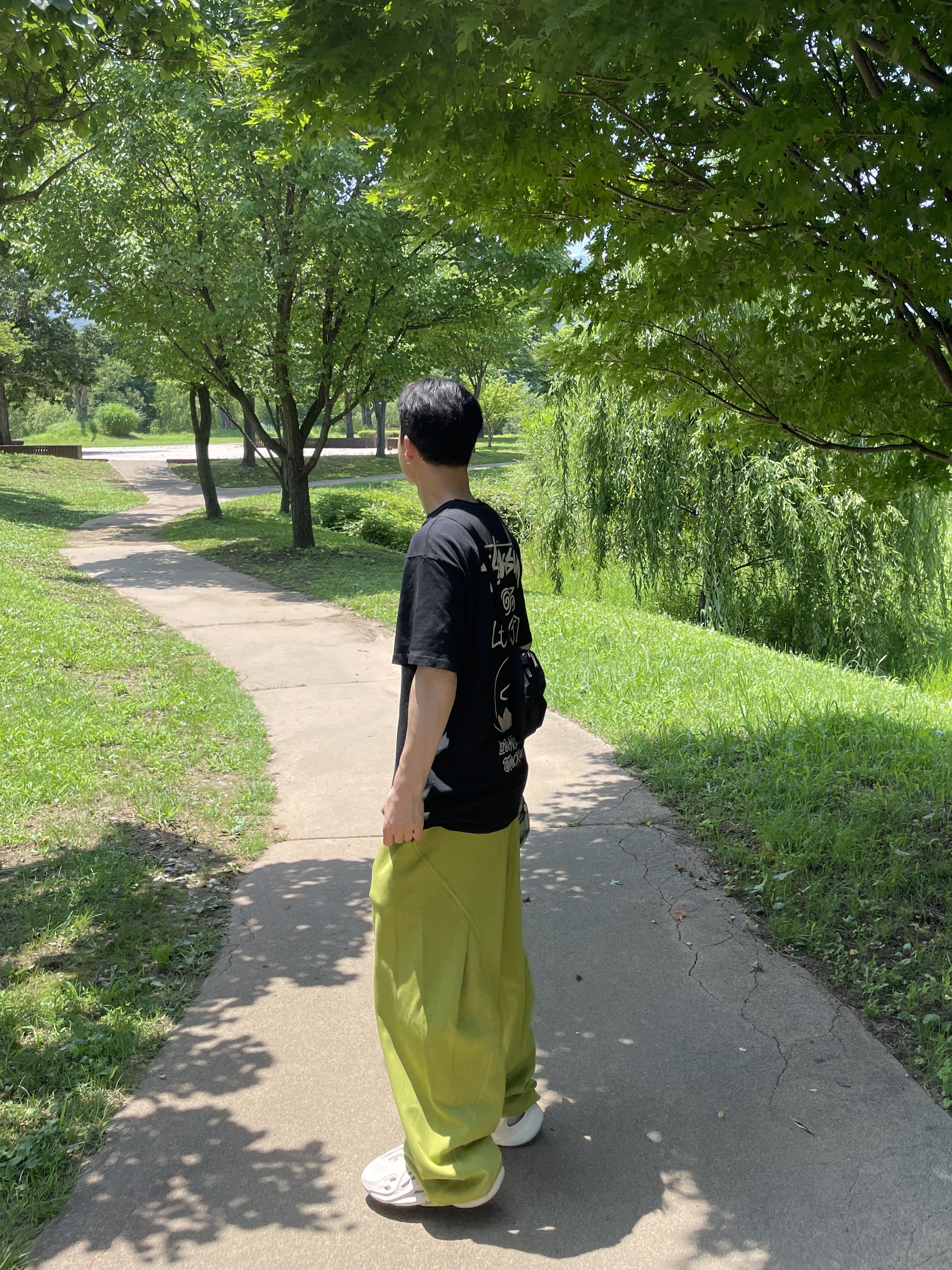 Adidas Yeezy Foam RNNR Sand, Arc'teryx Mantis 2 Waistpack Black 착용 스타일