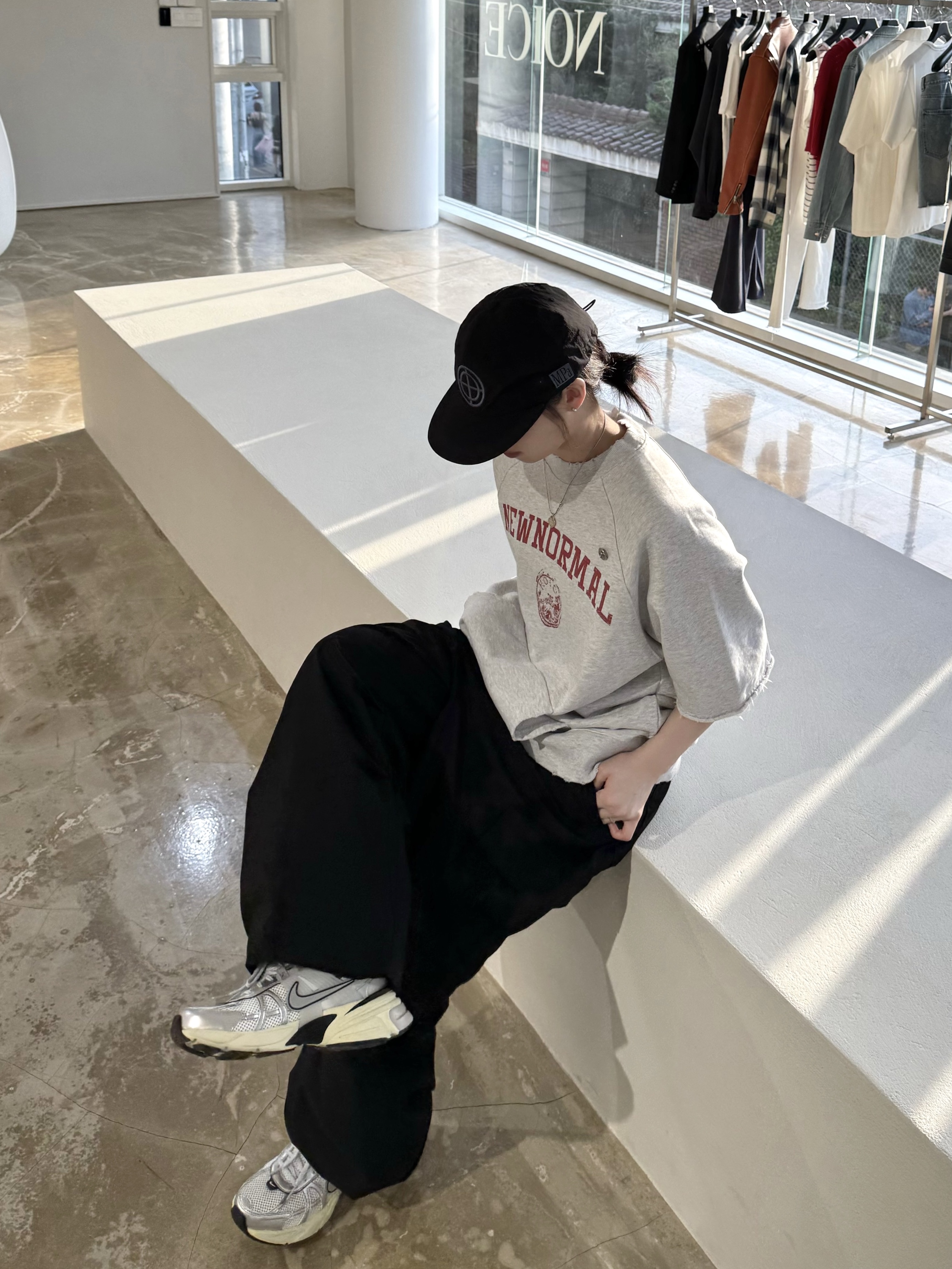 Nike V2K Run Summit White Metallic Silver 착용 스타일 - 5