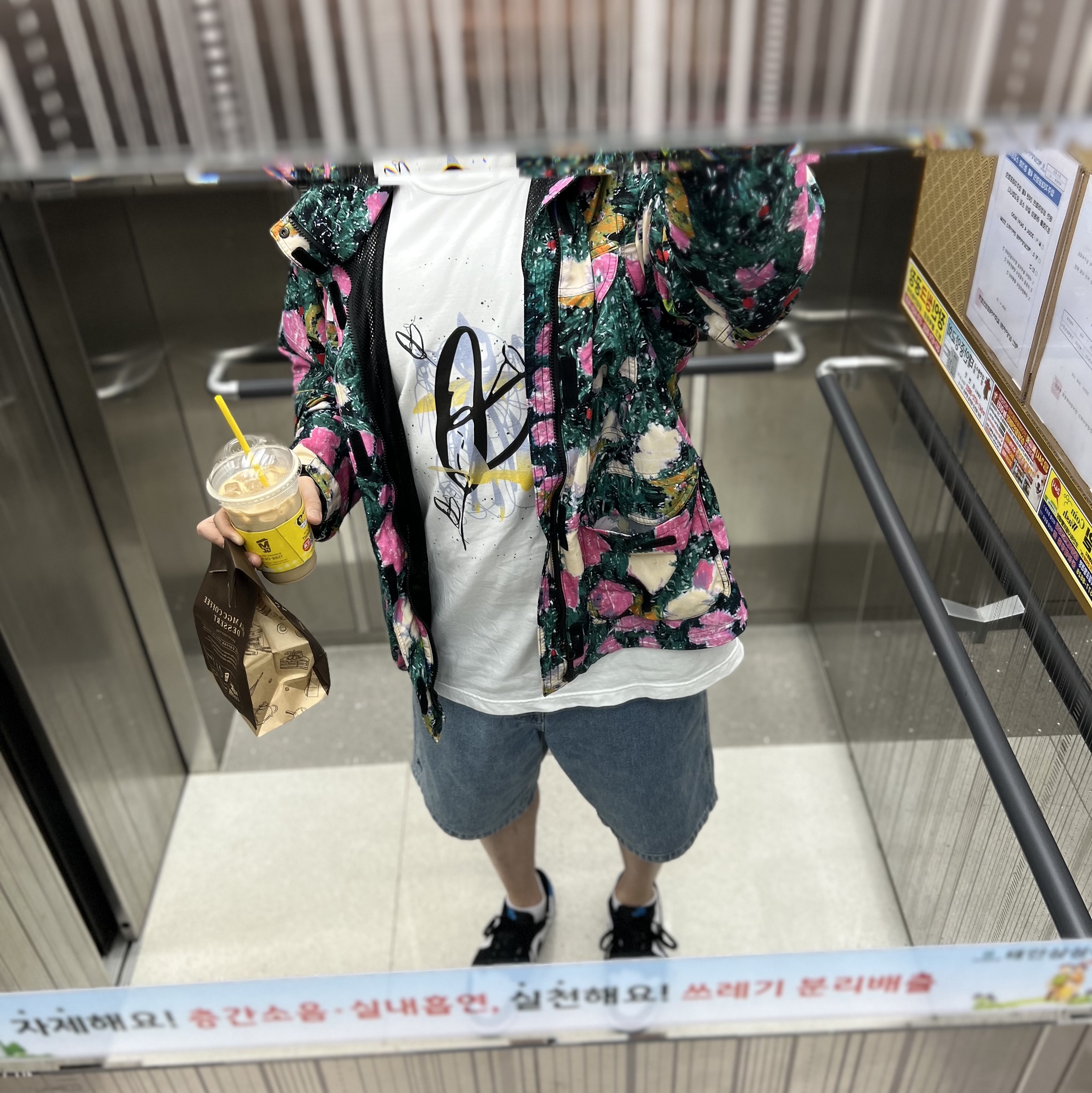 Supreme x The North Face Trekking Convertible Jacket Flowers - 22SS, Supreme x Burberry Denim Shorts Washed Blue - 22SS 착용 스타일