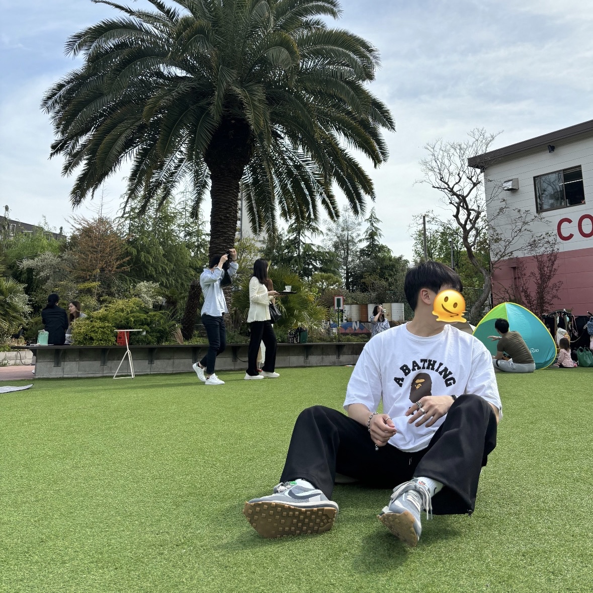BAPE College T-Shirt White, Nike x Sacai x Clot LDWaffle Cool Grey 착용 스타일