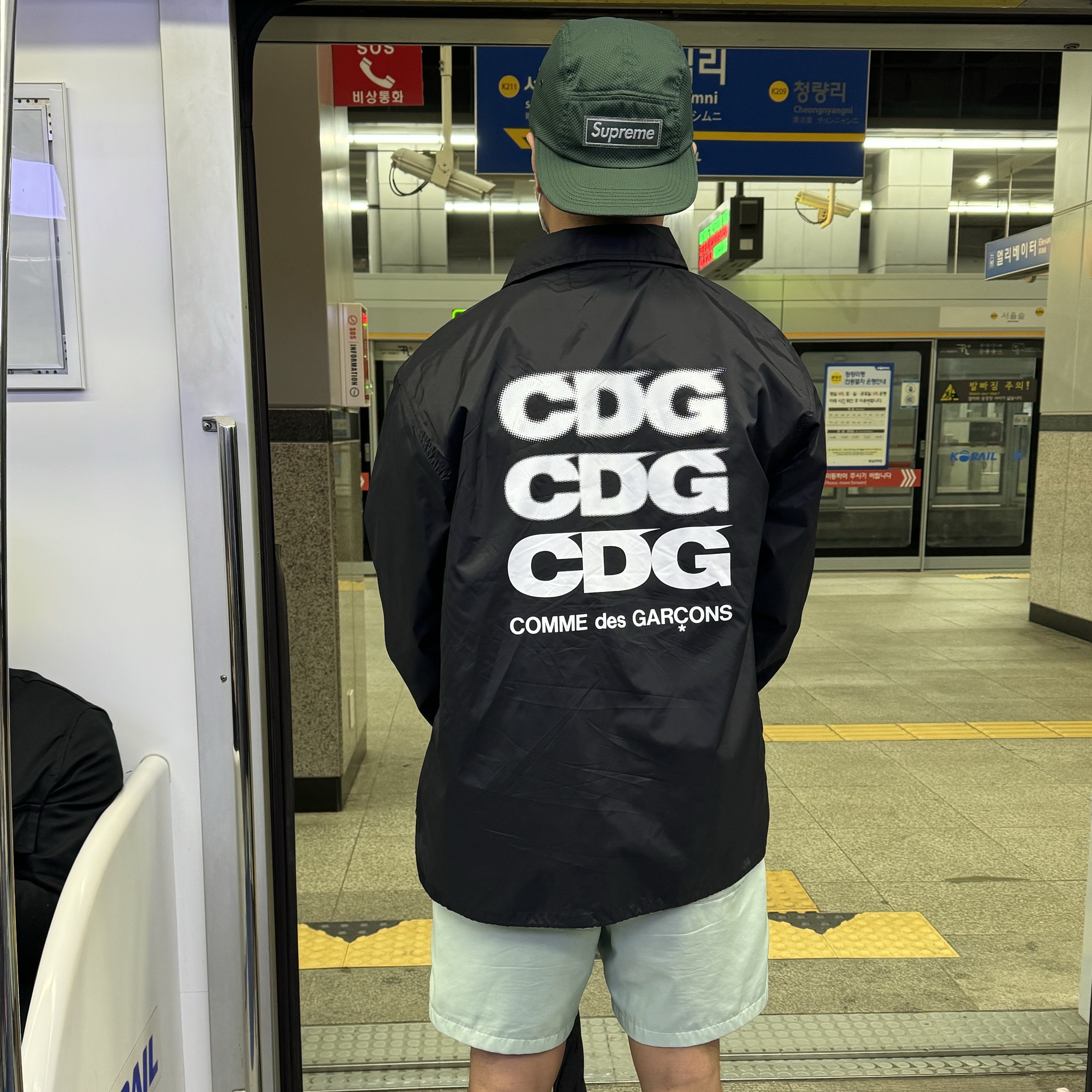 CDG Logo Coach Jacket Black 착용 스타일