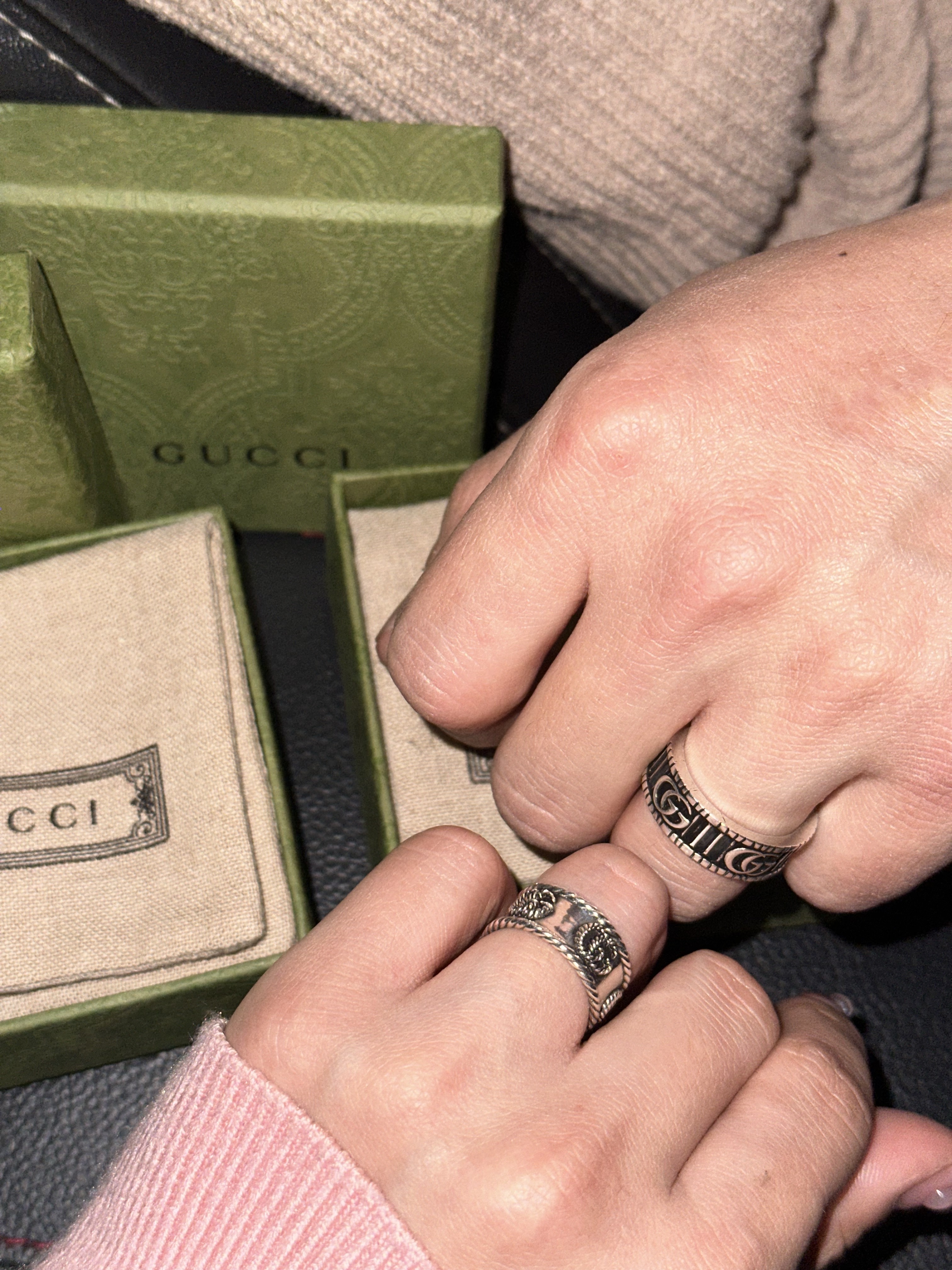 Gucci Double G Ring Silver Aged Finish, Gucci Ring with Double G Silver 착용 스타일 - 3