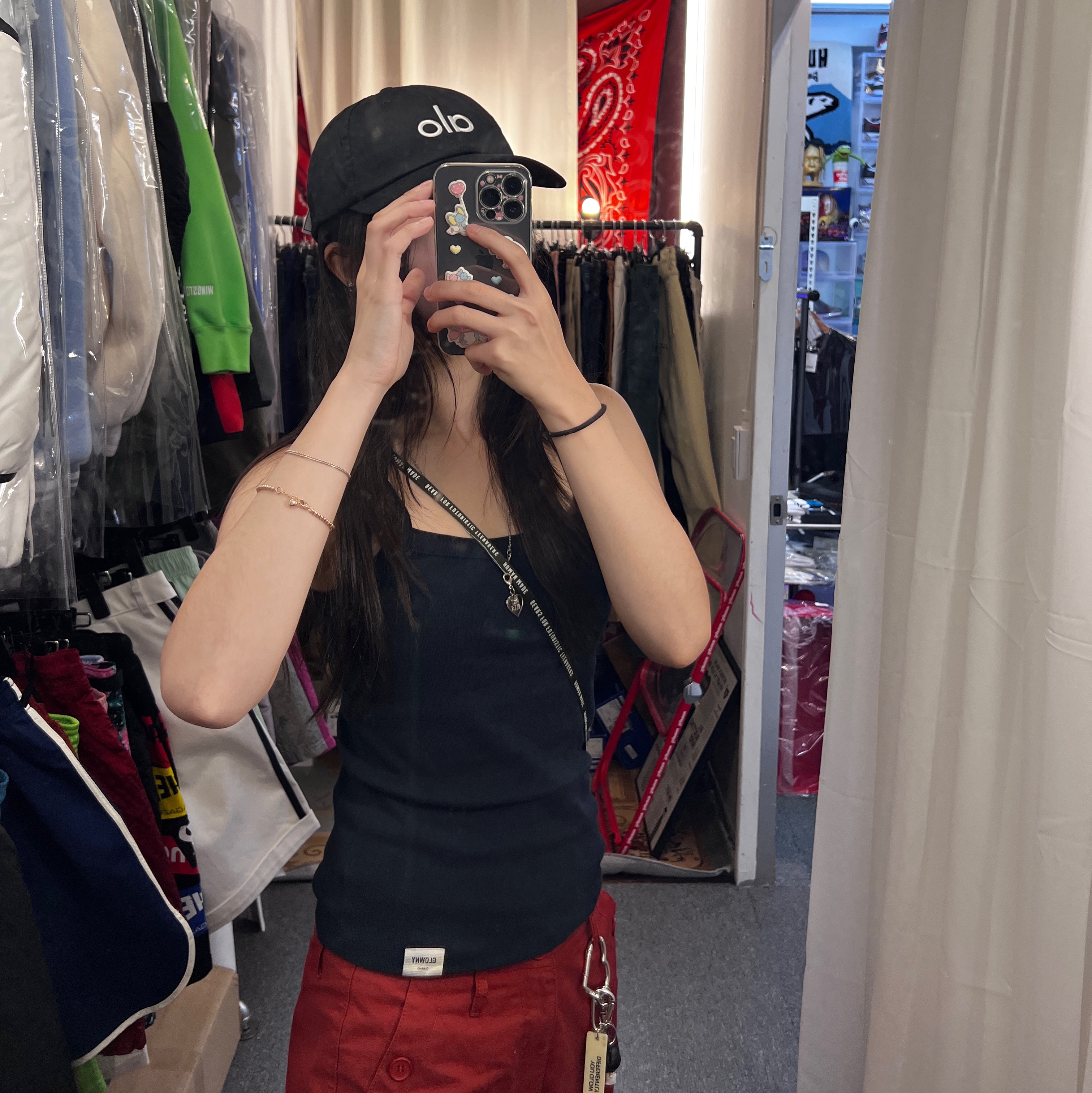(W) Alo Yoga Off Duty Cap Black White 착용 스타일 - 3