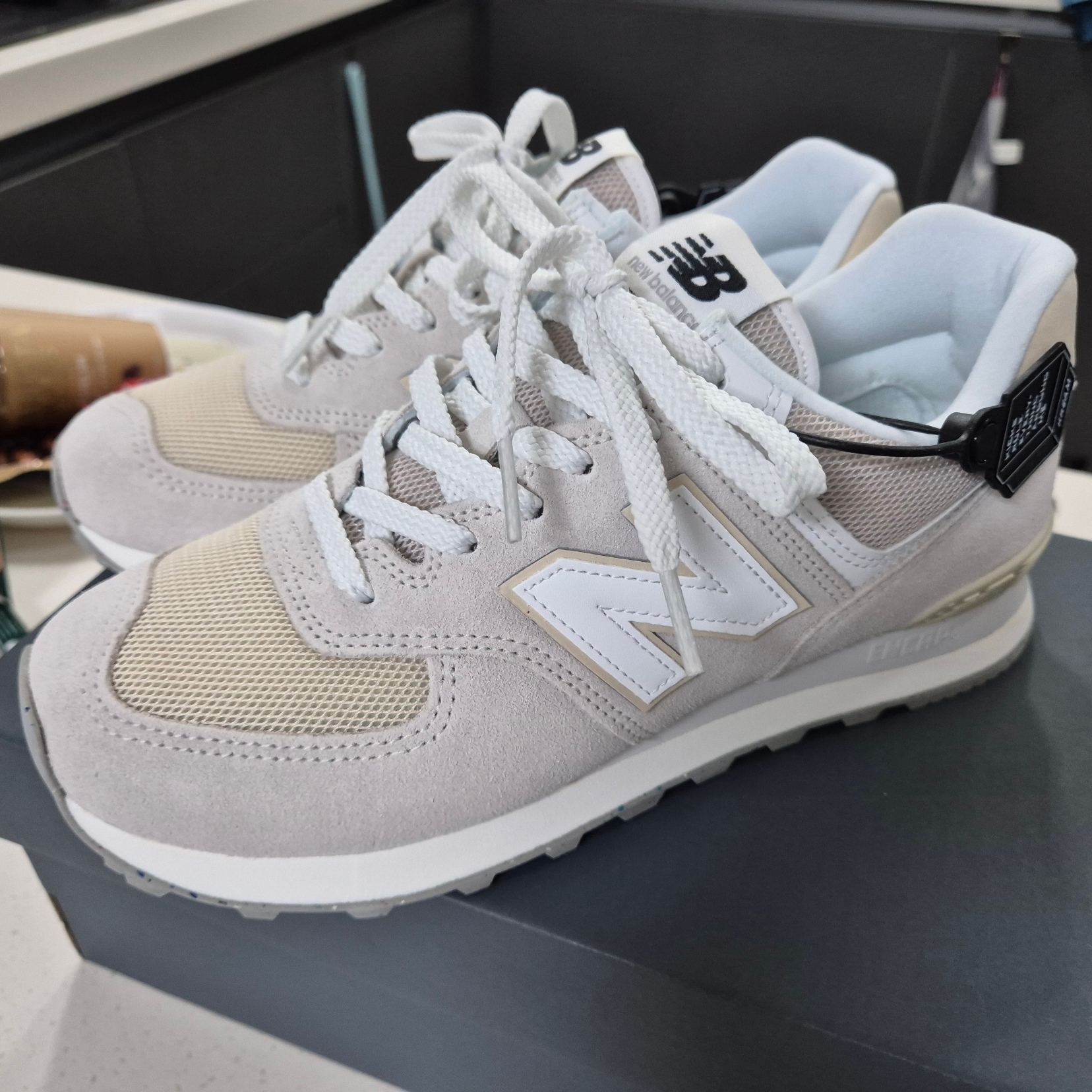 New Balance 574 White Grey 착용 스타일 - 1