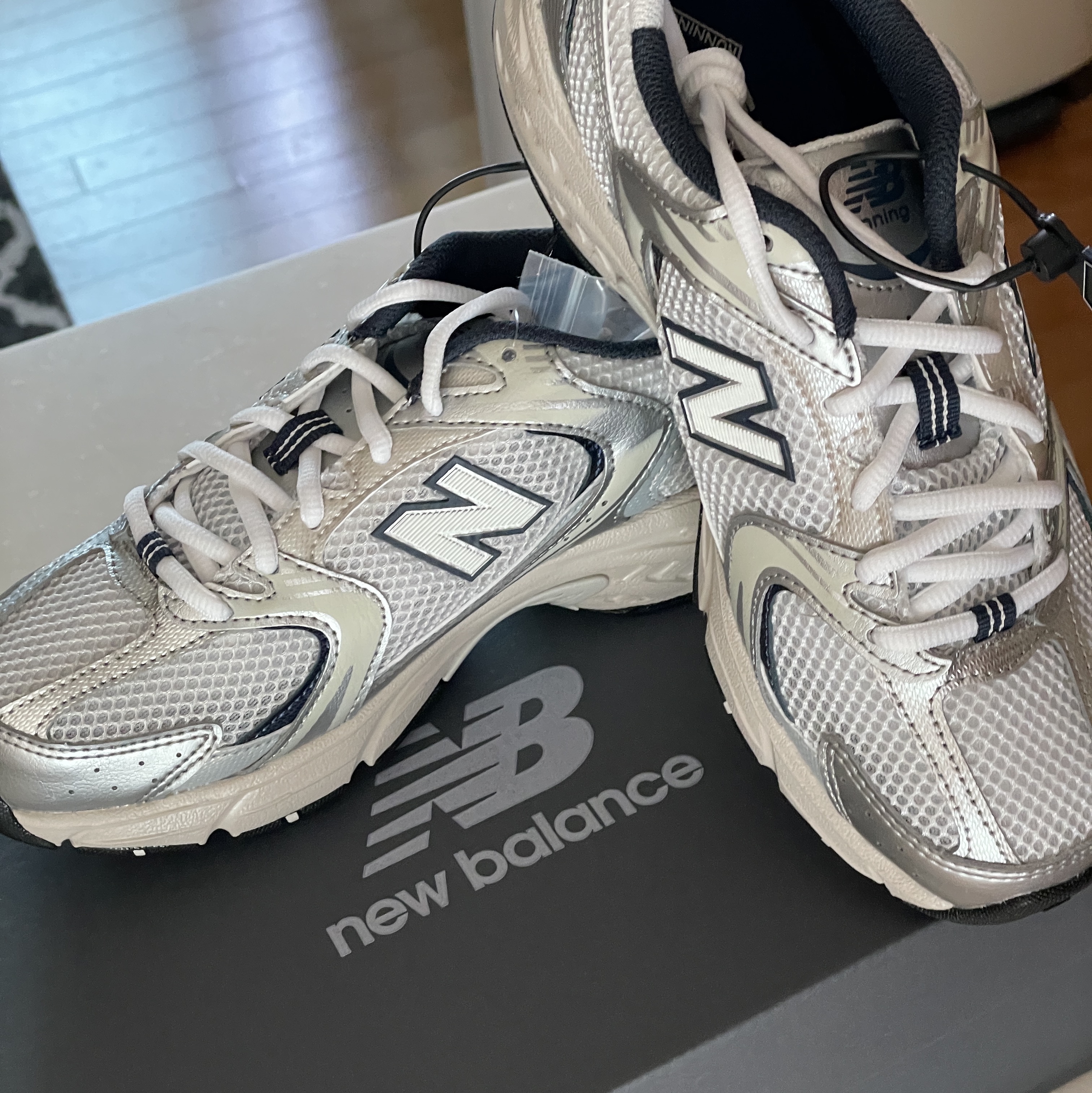 New Balance 530 Steel Grey 착용 스타일 - 2