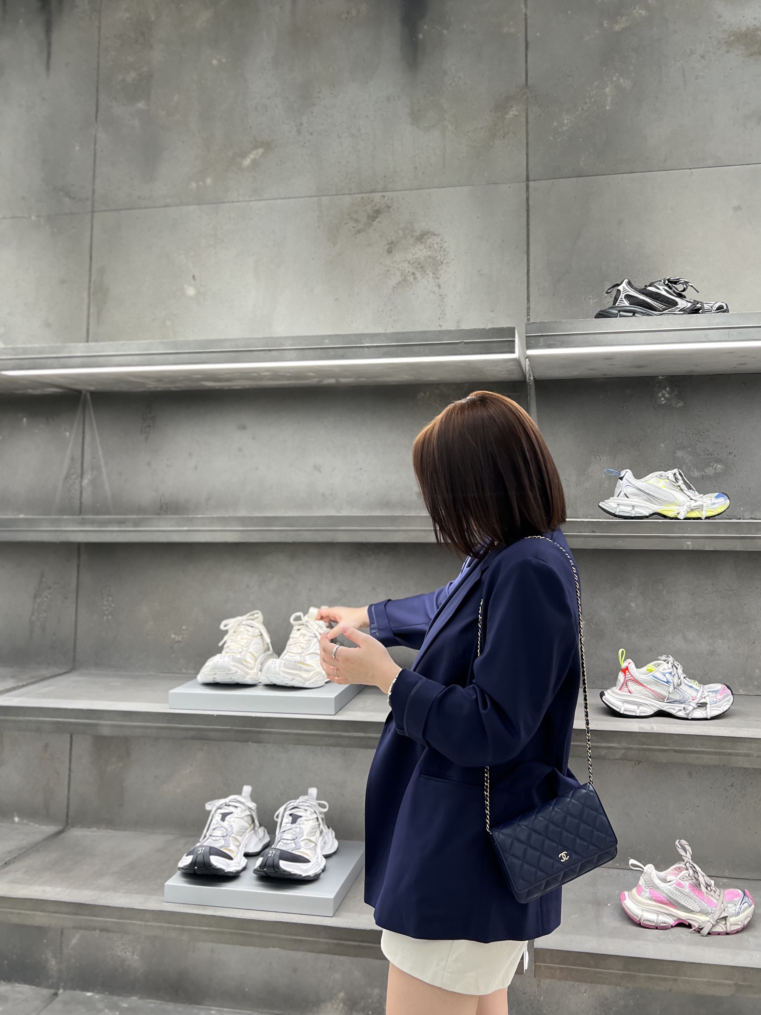 Chanel Classic Wallet On Chain Grained Calfskin & Gold Navy Blue, Balenciaga 10XL Sneakers White Grey Silver Black 착용 스타일 - 3