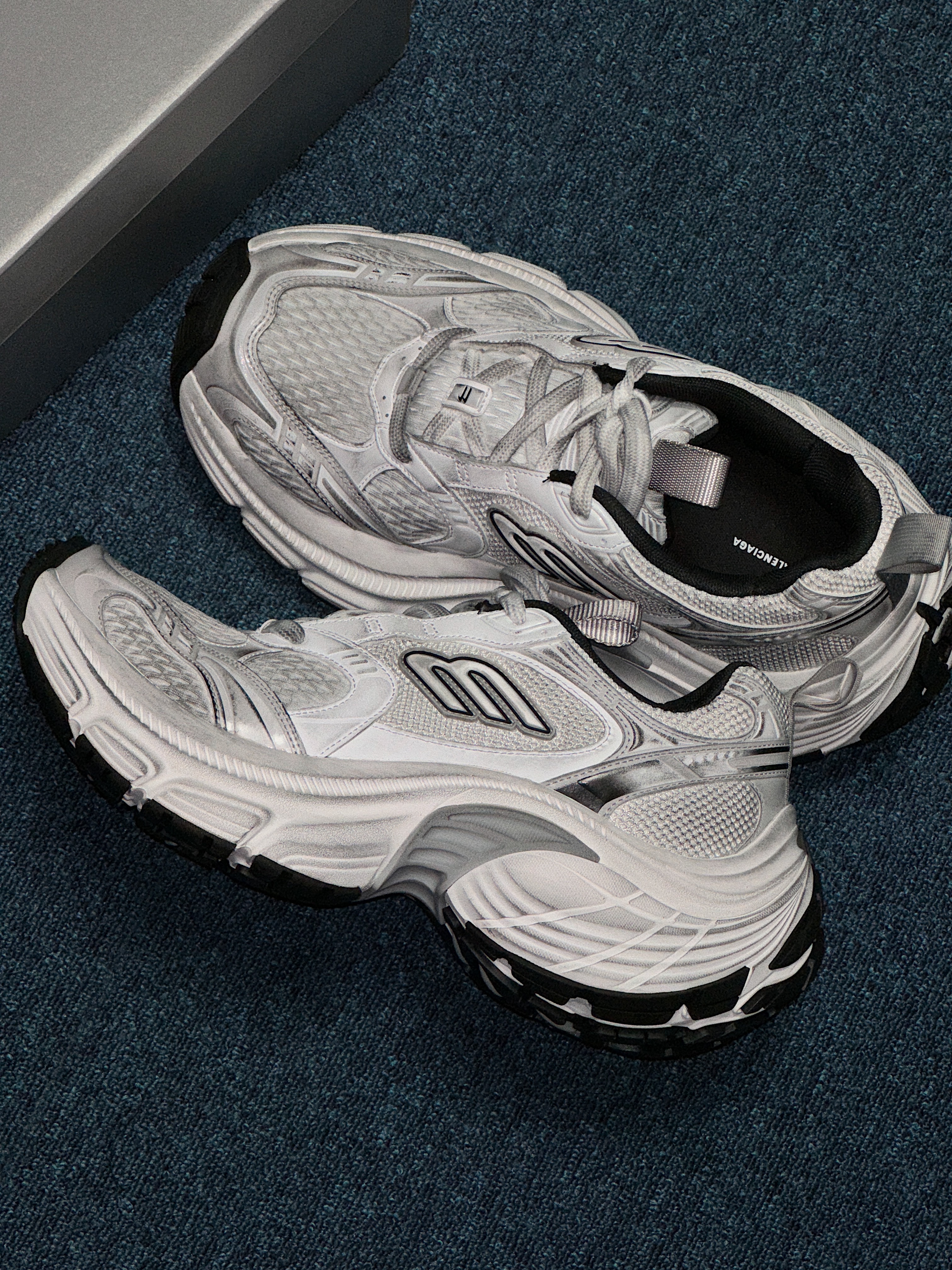 Balenciaga 10XL Sneakers White Grey Silver Black, (W) Balenciaga 10XL Sneakers White Grey Silver Black 착용 스타일 - 2