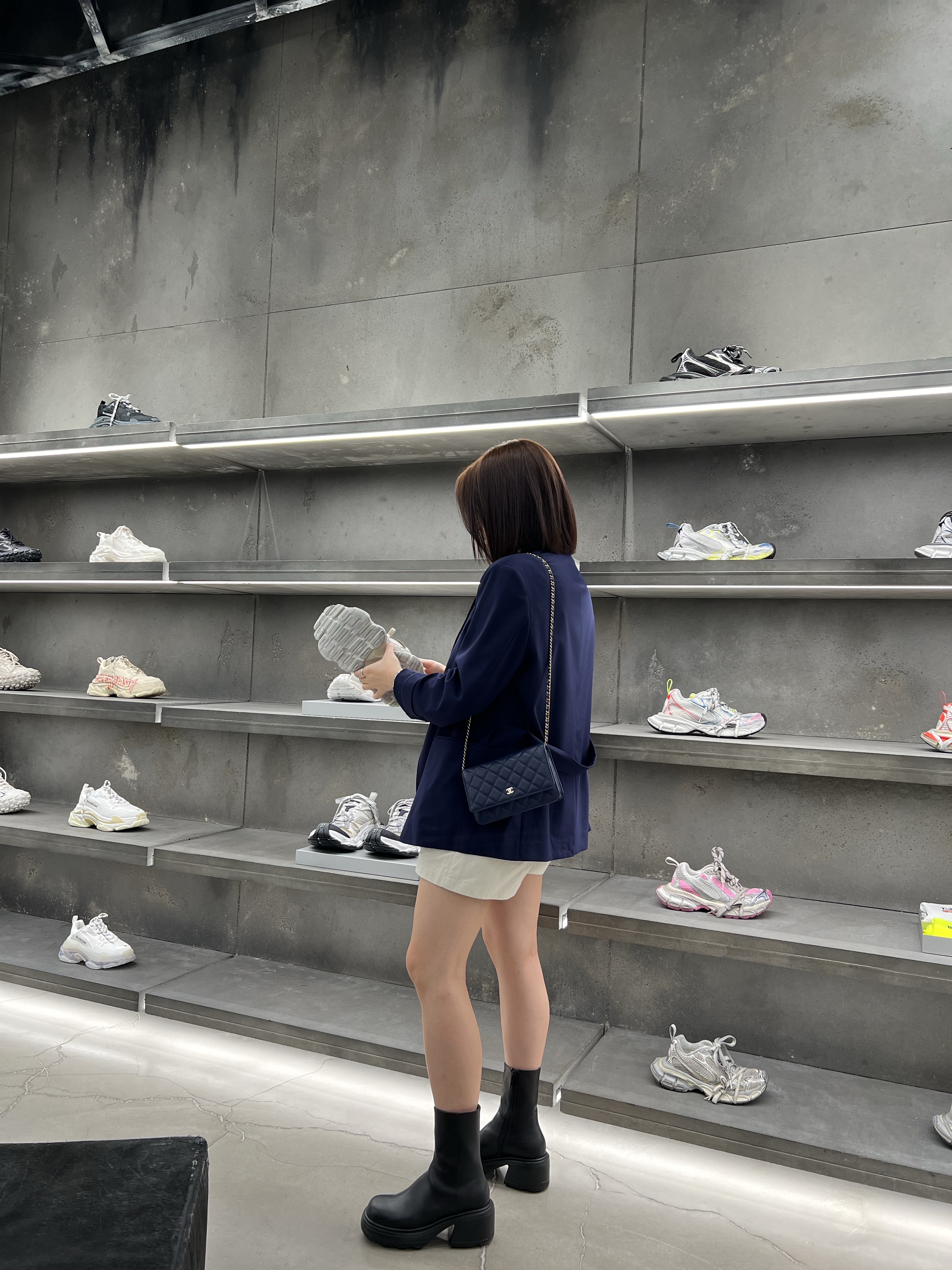 Chanel Classic Wallet On Chain Grained Calfskin & Gold Navy Blue, Balenciaga 10XL Sneakers White Grey Silver Black 착용 스타일 - 1