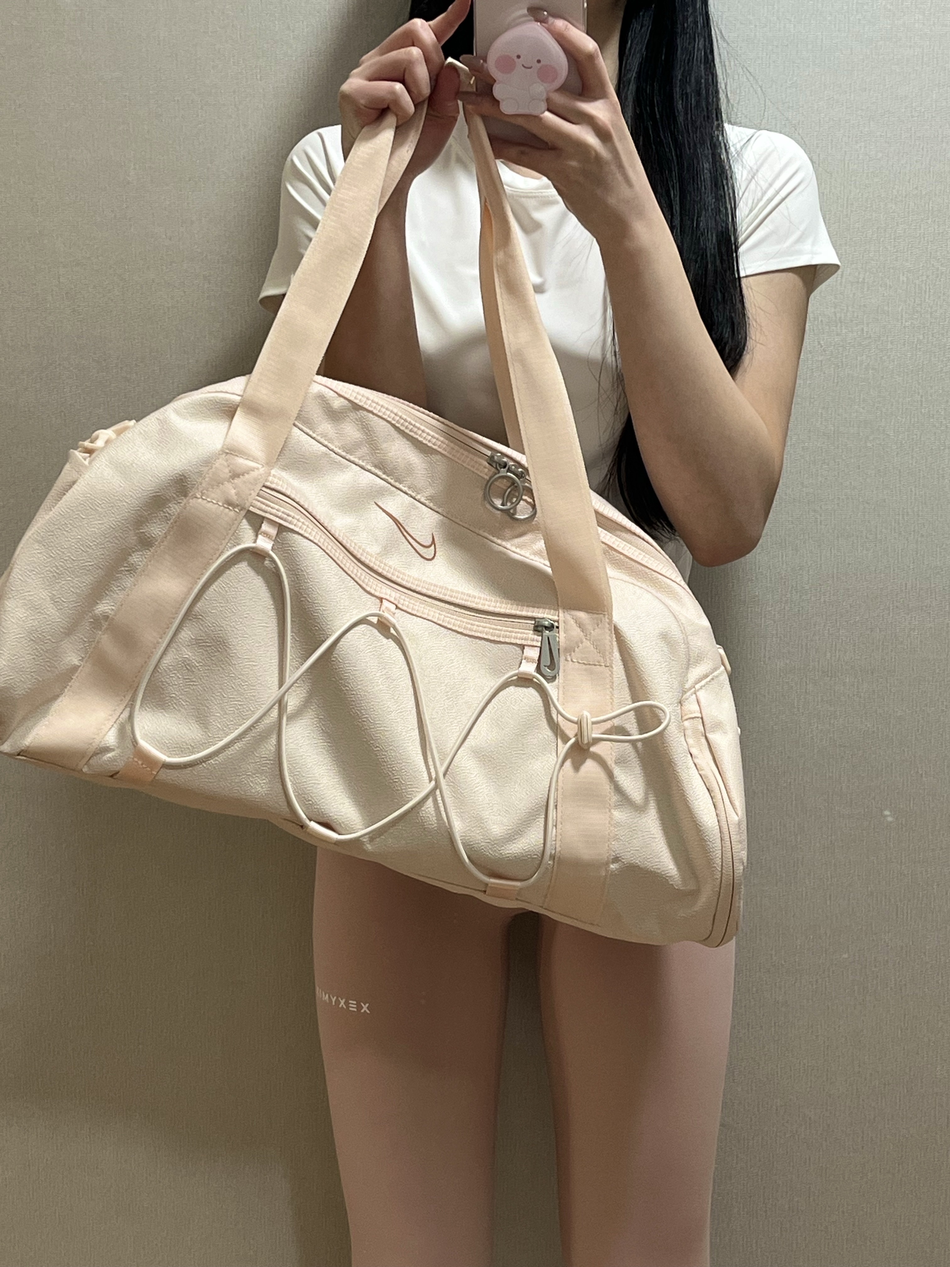Nike One Club Women's Training Duffle Bag 24L Guava Ice 착용 스타일