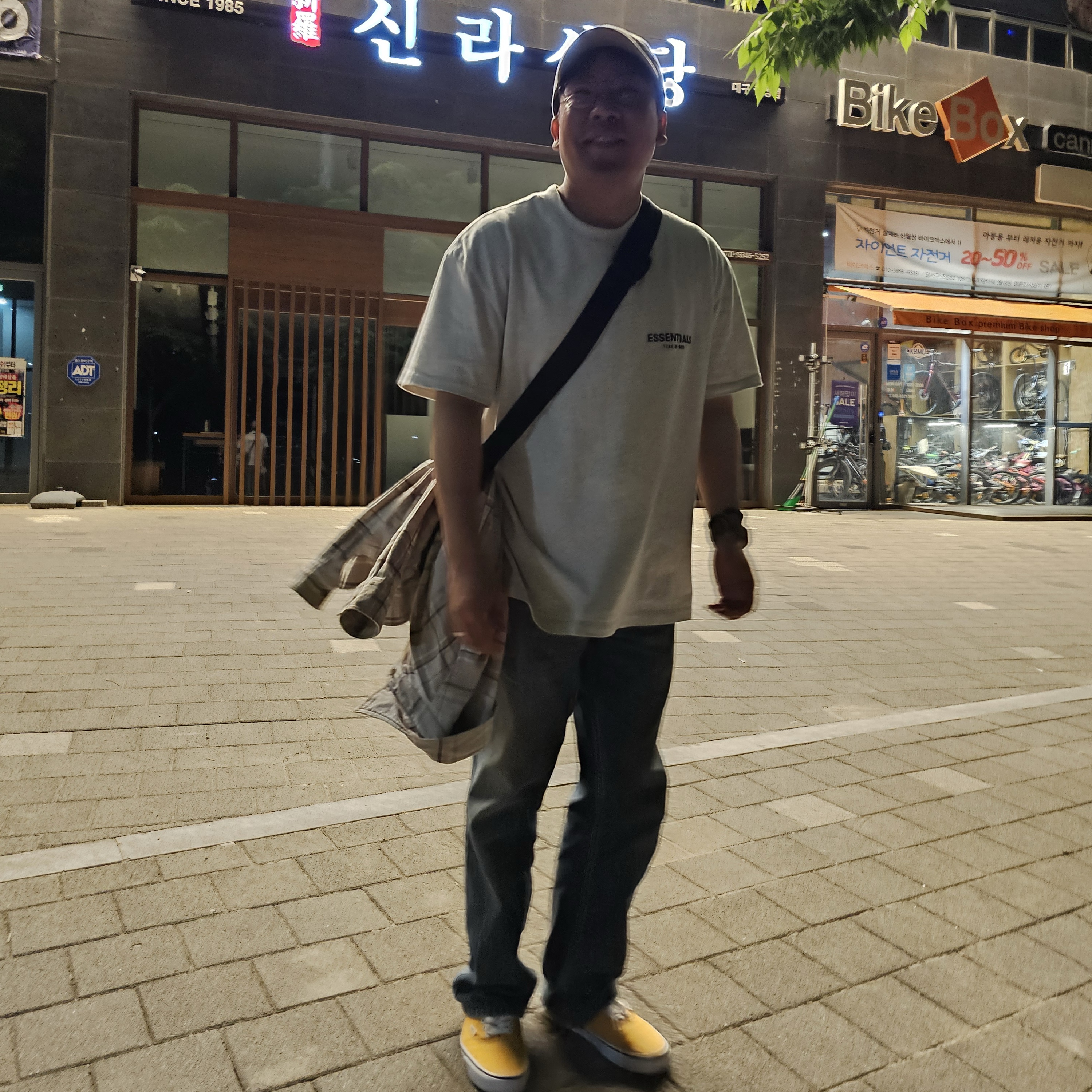Vans Authentic Color Theory Golden Yellow, COS Nylon Crossbody Saddle Bag Black 착용 스타일 - 2
