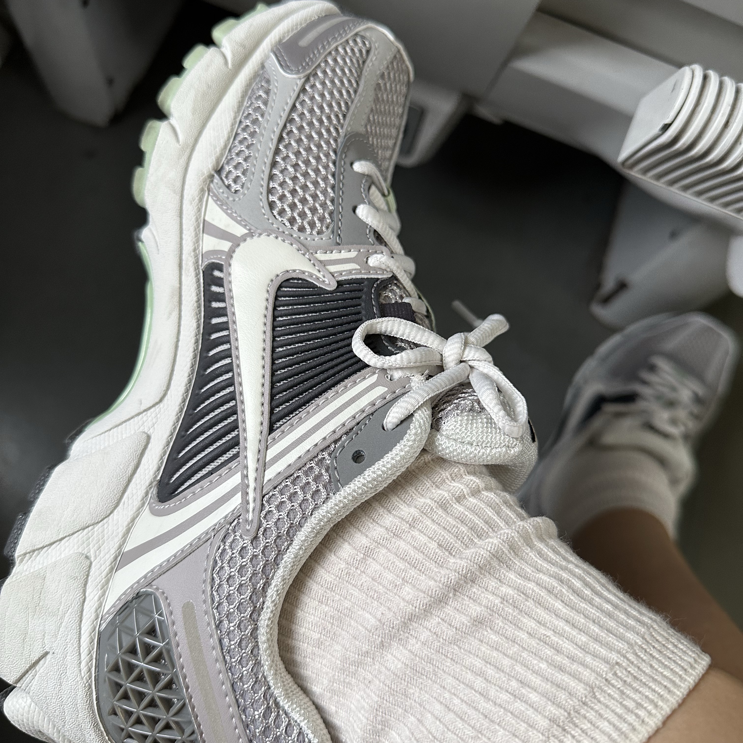 (W) Nike Zoom Vomero 5 Cobblestone and Flat Pewter 착용 스타일
