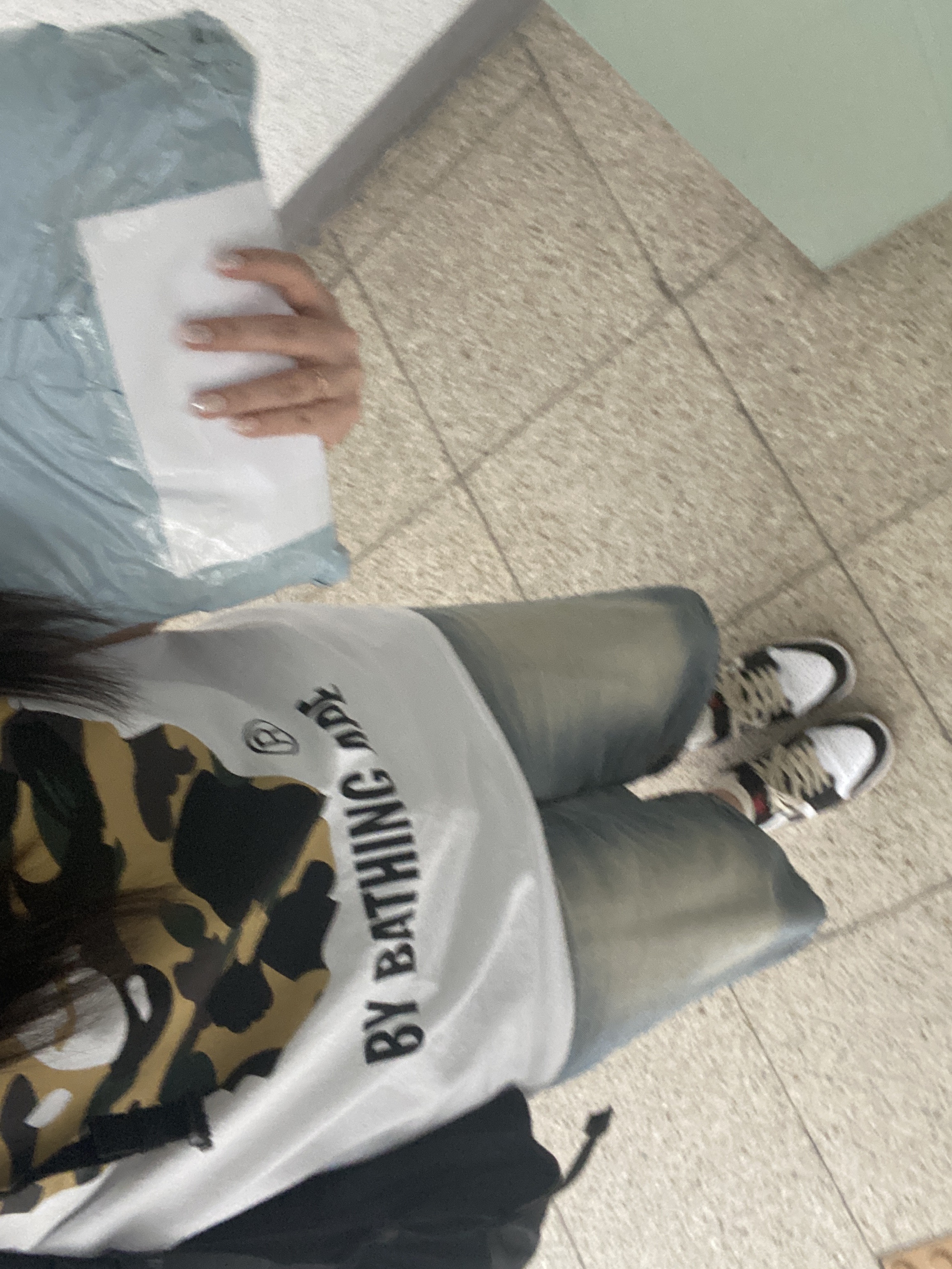 BAPE 1st Camo By Bathing Ape T-Shirt White Yellow, (GS) Jordan 1 Retro Low OG Black Toe 착용 스타일 - 2