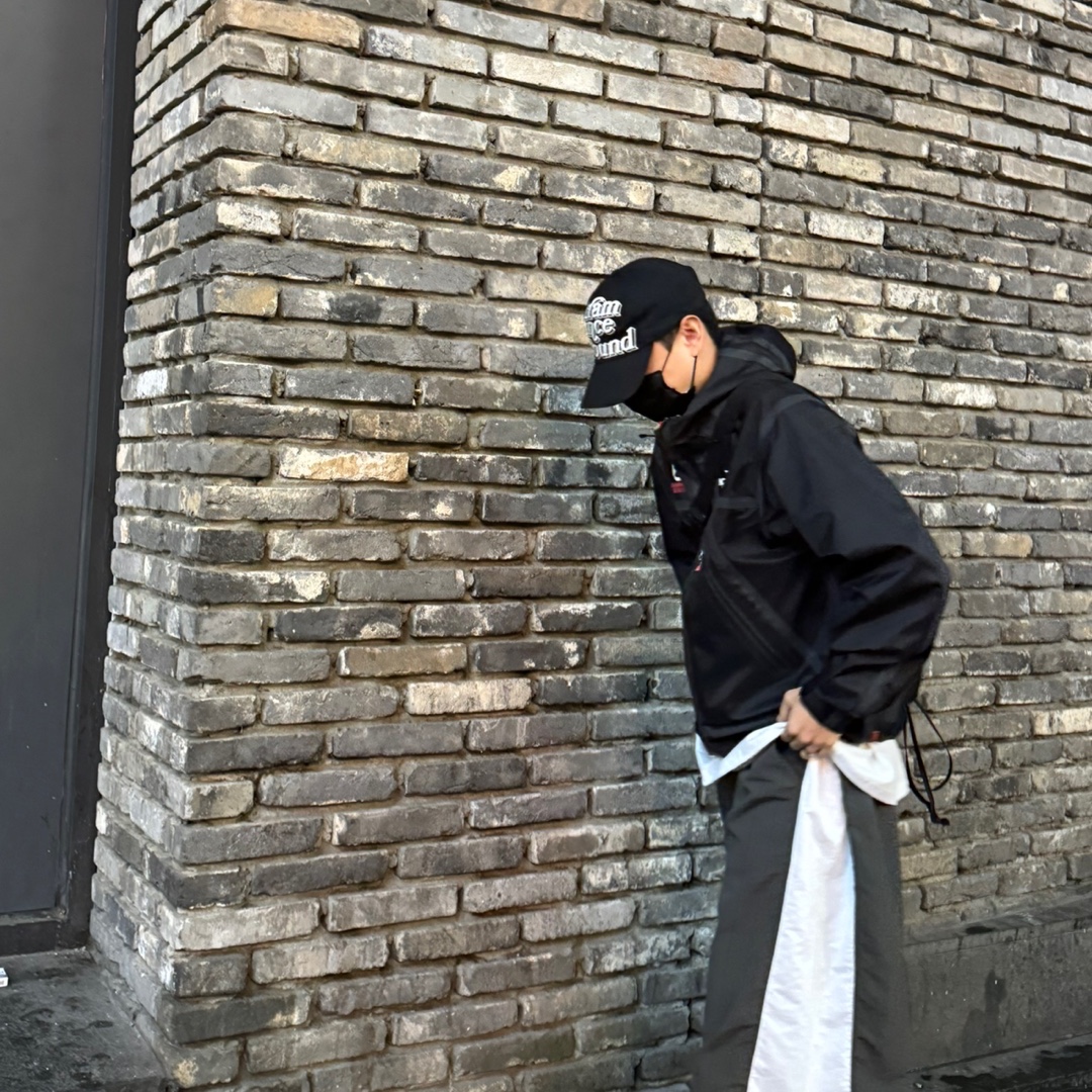 Oakley Edge Icon Cream Navy, Supreme x The North Face Summit Series Outer Tape Seam Jacket Black - 21SS 착용 스타일 - 2