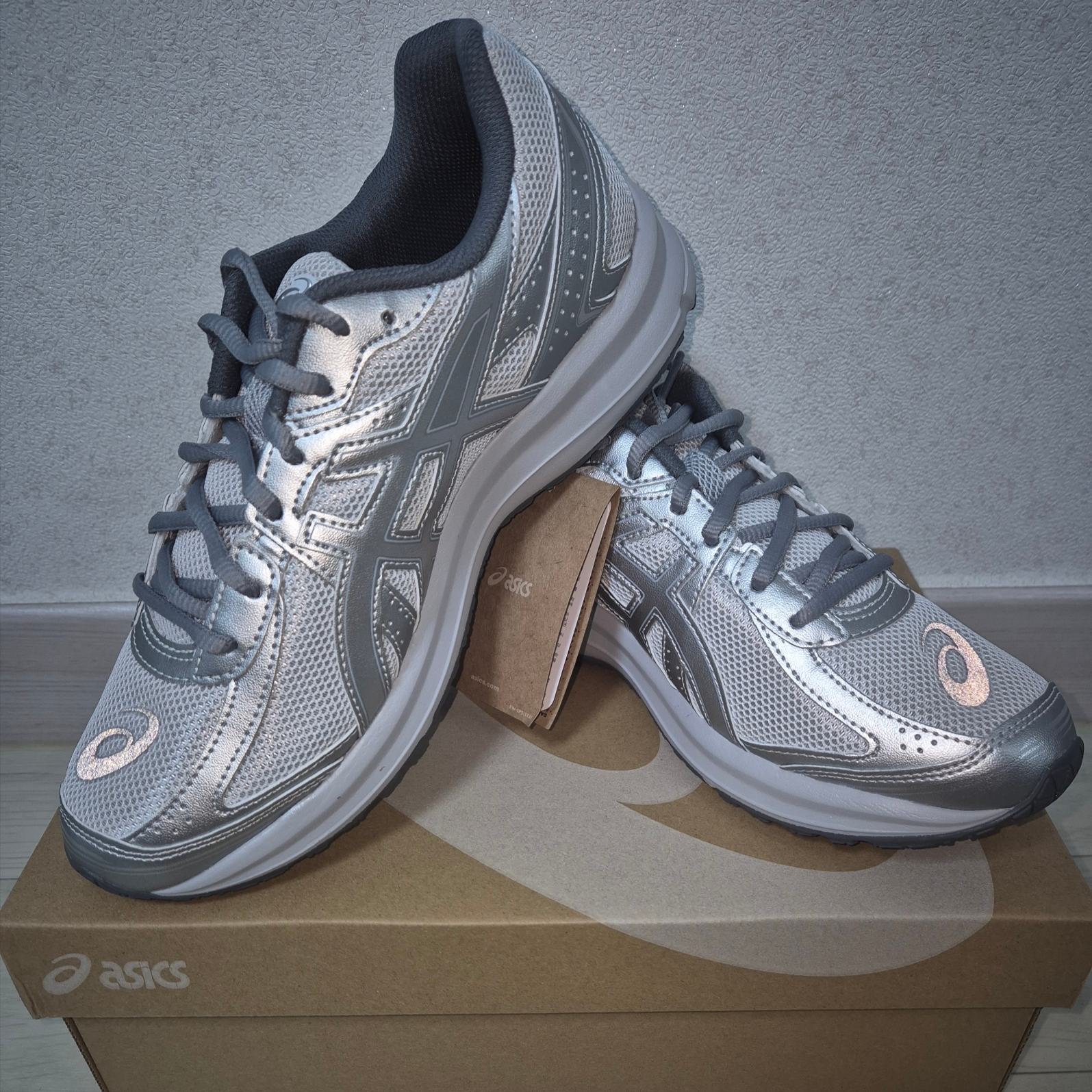Asics Jog 100 S SMU Glacier Grey Pure Silver - 2E Wide 착용 스타일 - 1
