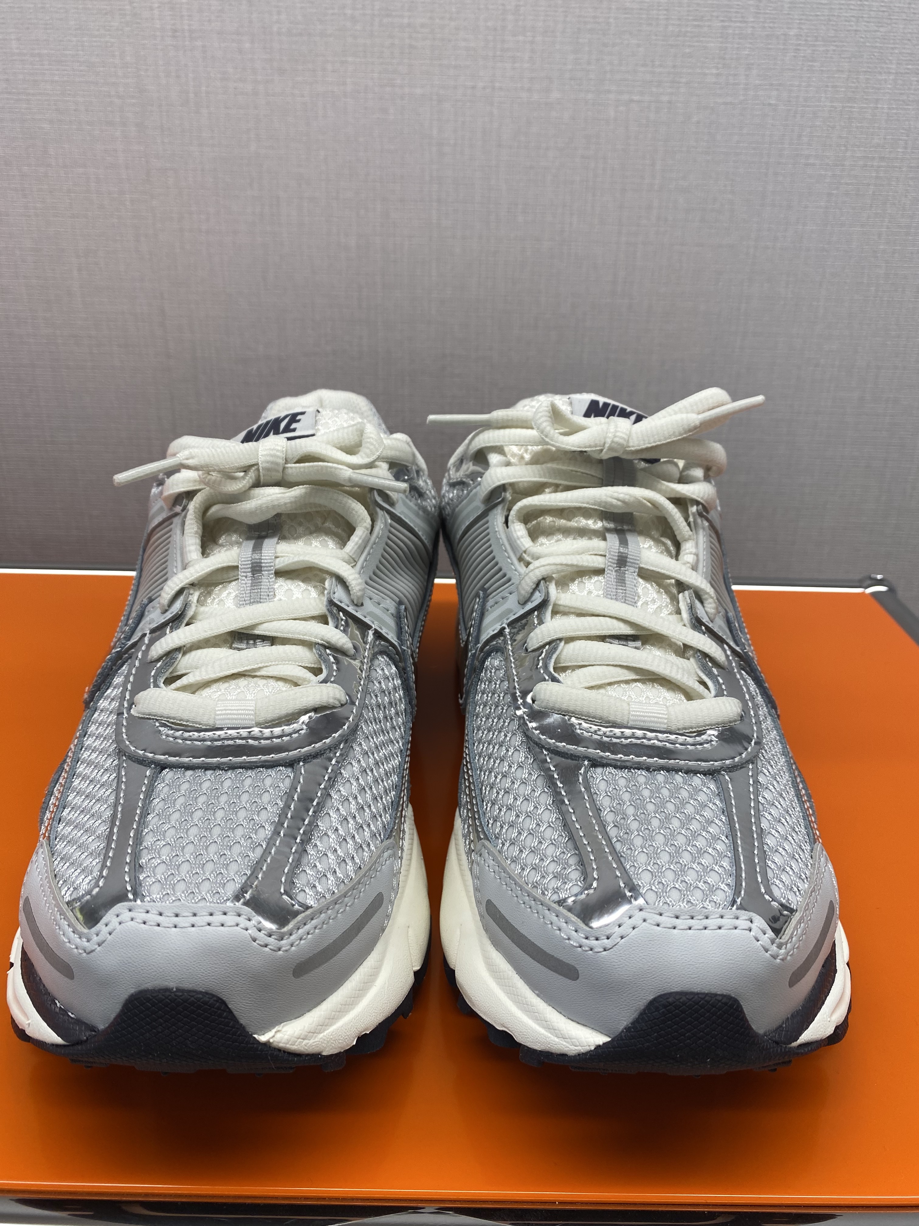 (W) Nike Zoom Vomero 5 Photon Dust and Metallic Silver 착용 스타일 - 2