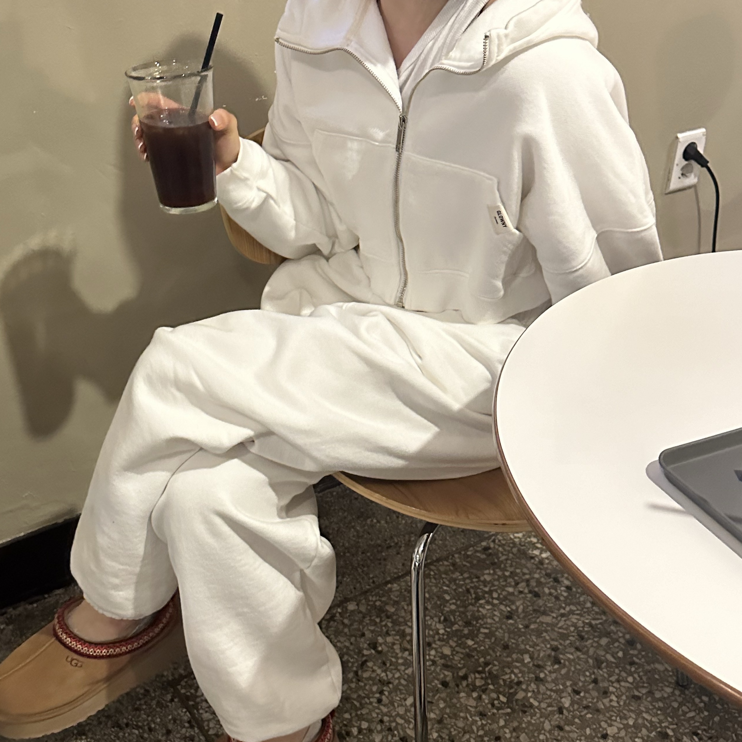 (W) Glowny Jordan Zip-Up Cropped Hoodie White 착용 스타일 - 2