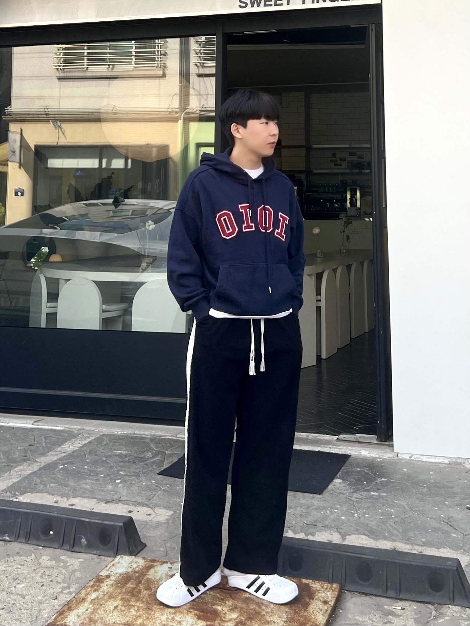 Adidas Adilette Clog White Black 착용 스타일 - 2