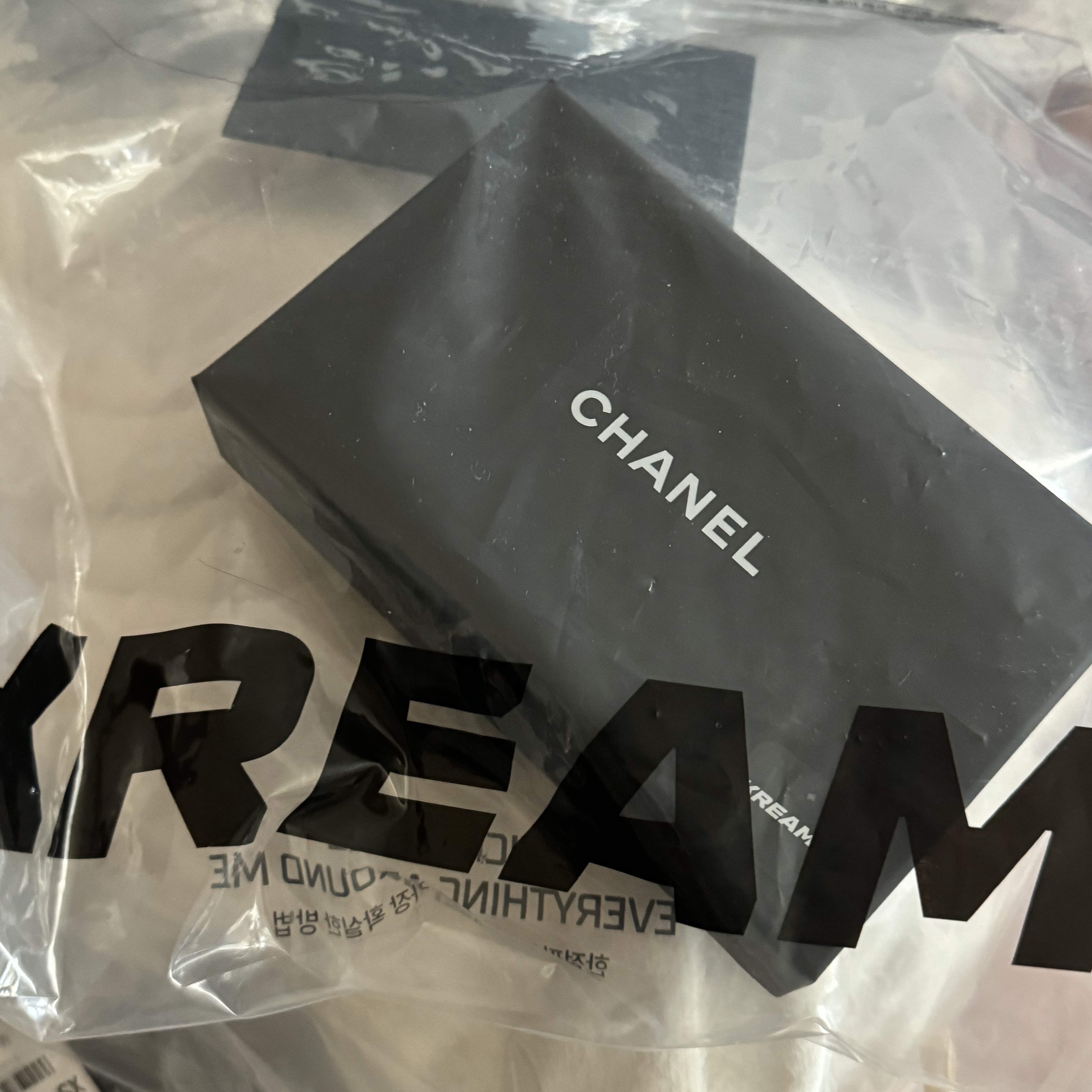 Chanel Classic Card Holder Grained Calfskin & Silver Black 착용 스타일