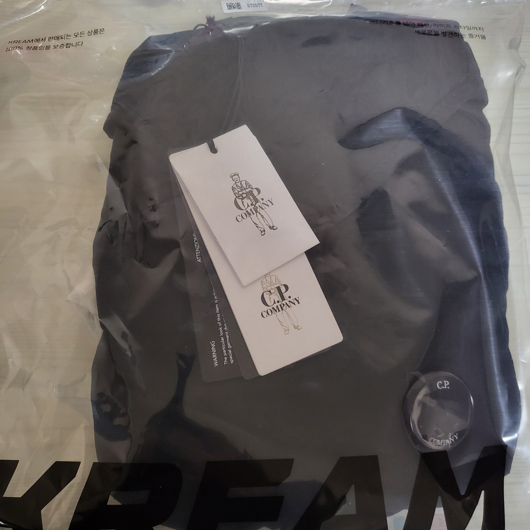 C.P. Company Nylon B Shoulder Pack Black 착용 스타일