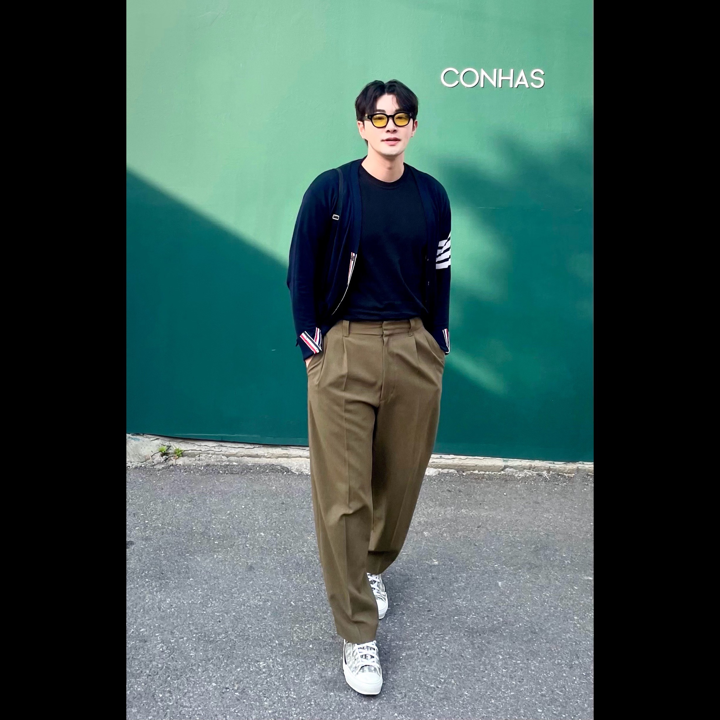(W) Thom Browne Fine Merino Wool Milano Stitch 4-Bar Classic V-Neck Cardigan Navy, Uniqlo x Marni Wide Fit Pleated Trousers Olive 착용 스타일