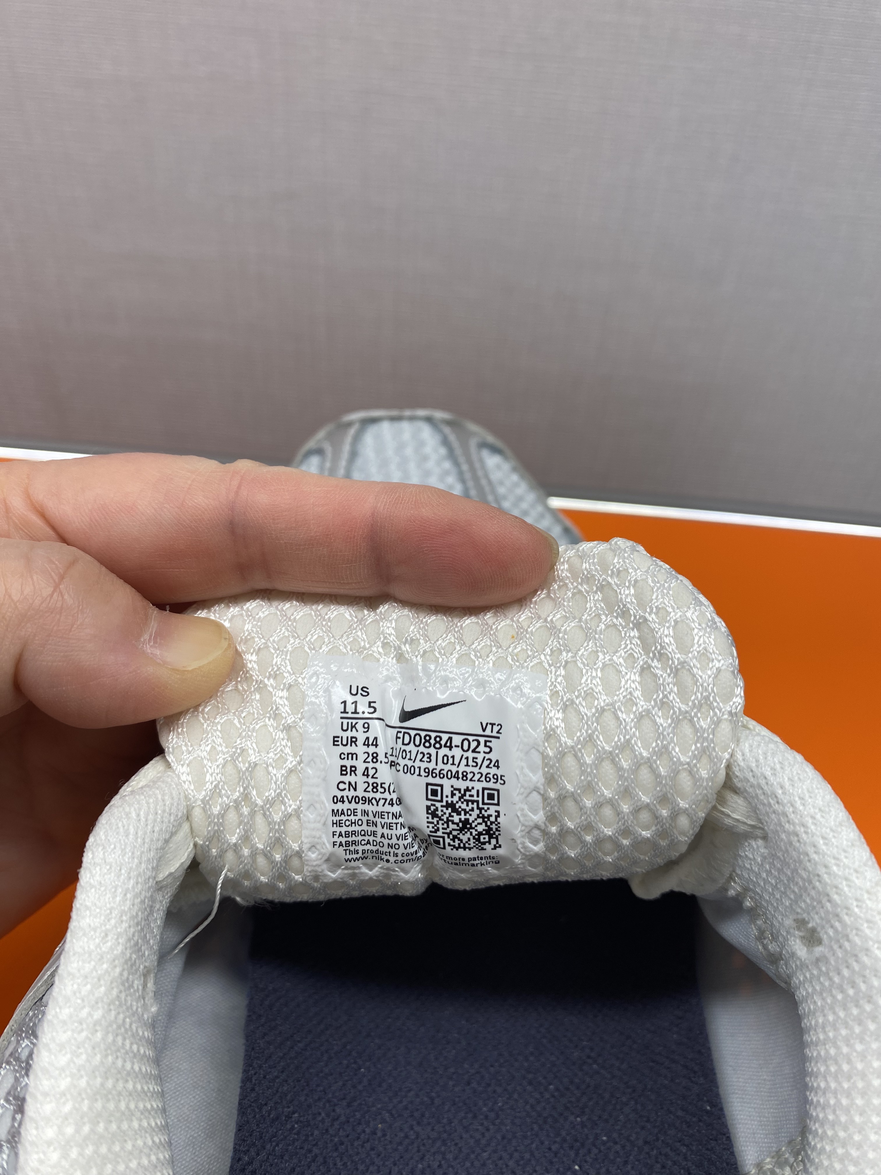 (W) Nike Zoom Vomero 5 Photon Dust and Metallic Silver 착용 스타일 - 3