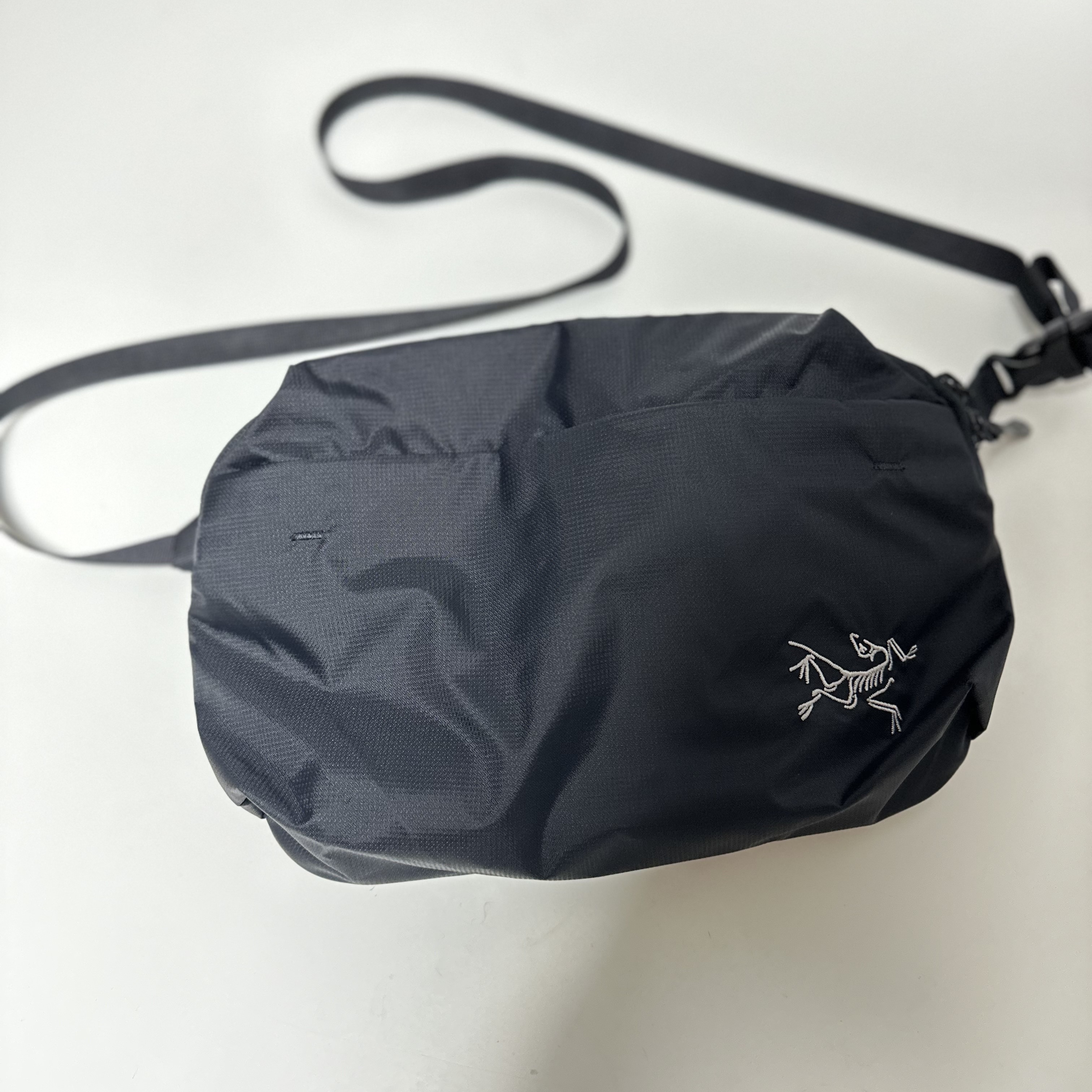Arc'teryx Heliad 6 Crossbody Bag Black 착용 스타일