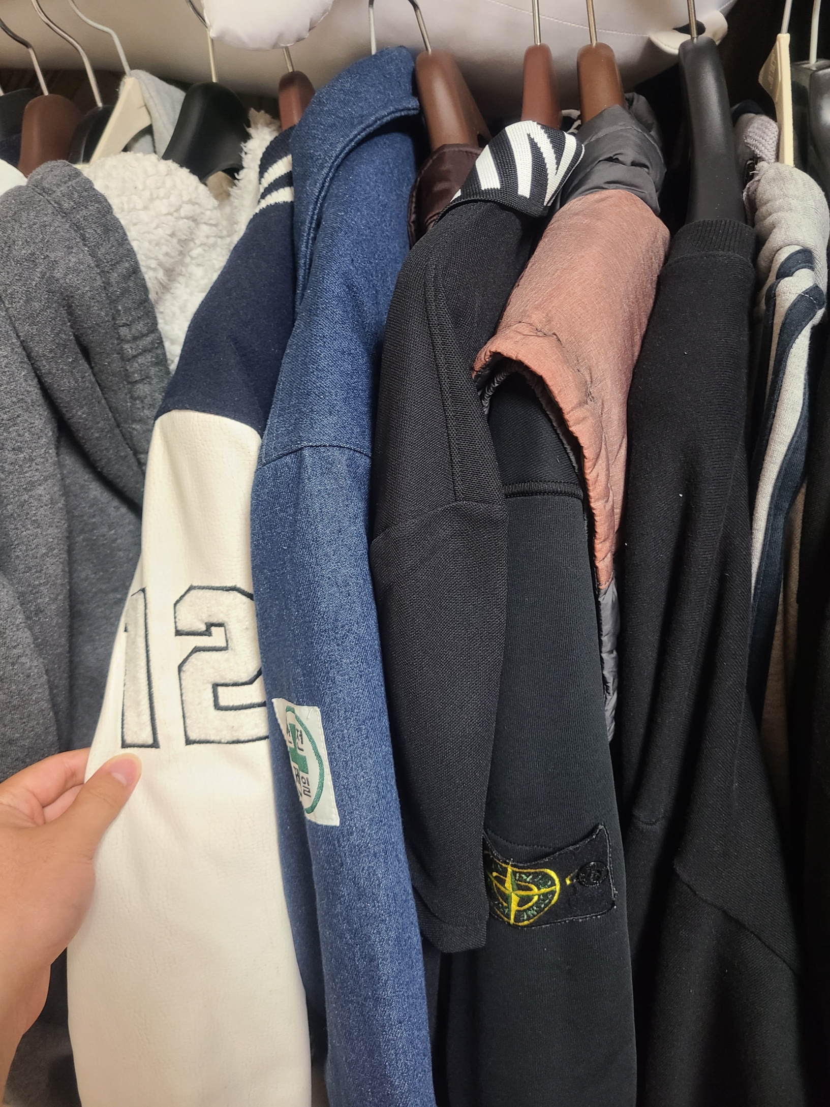 J.Lindeberg Gus Regular Polo Black, Stone Island 63020 Crewneck Sweatshirt Black - 22FW 착용 스타일