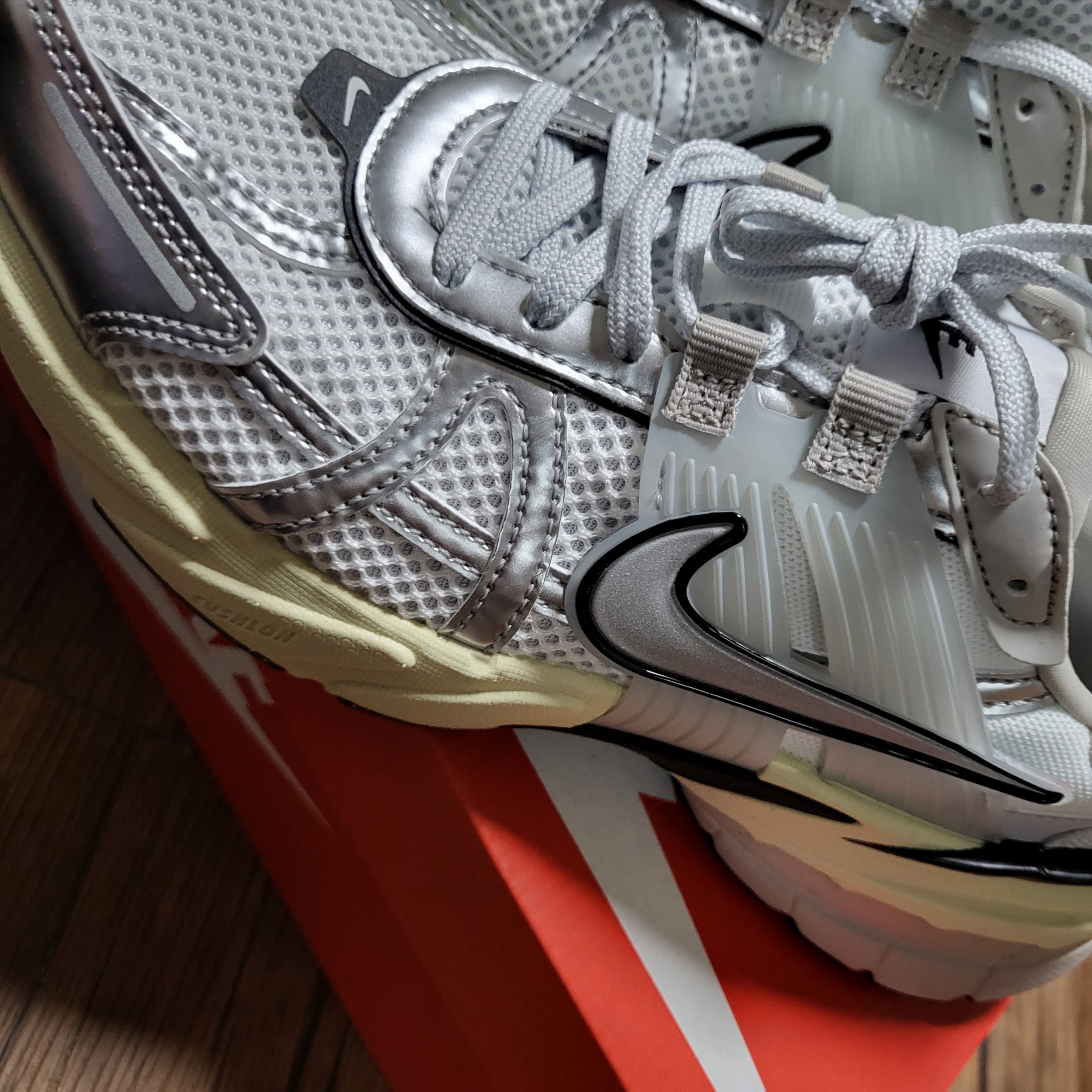 Nike V2K Run Summit White Metallic Silver 착용 스타일