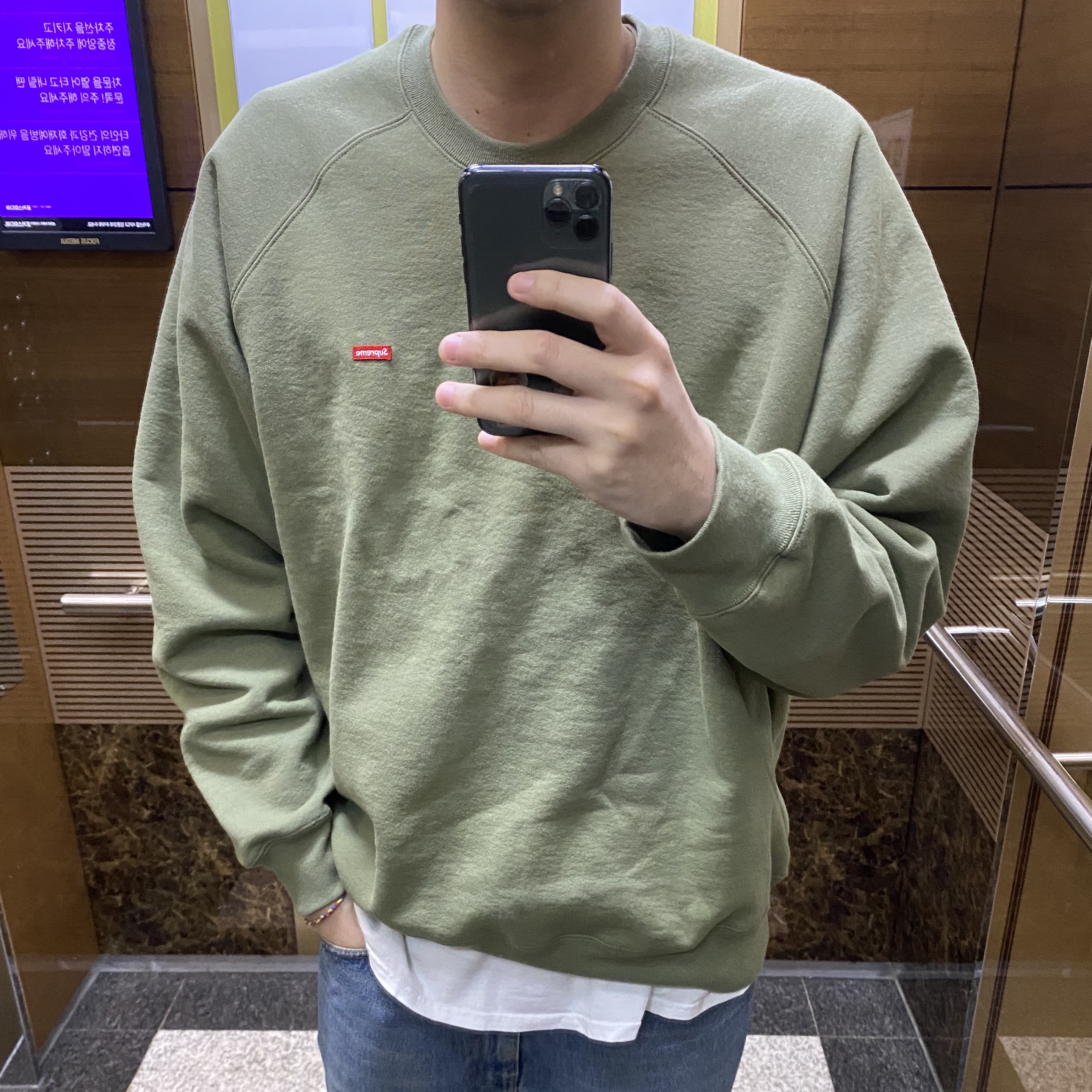 Supreme Small Box Raglan Crewneck Light Olive - 24SS 착용 스타일