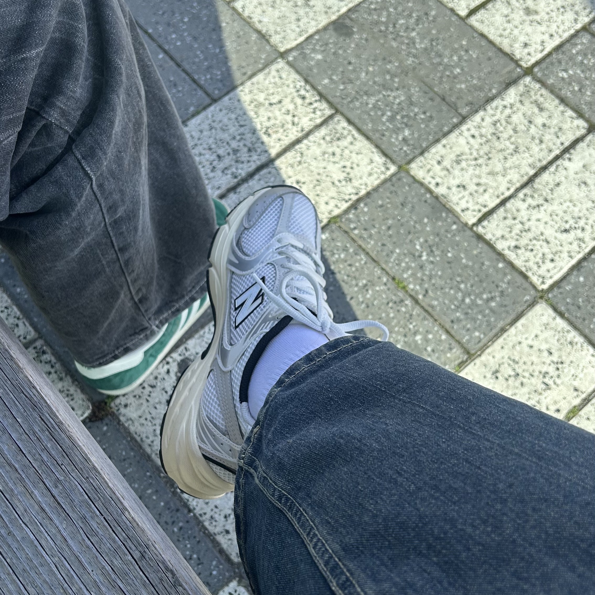 New Balance 530 Silver Cream 착용 스타일 - 1