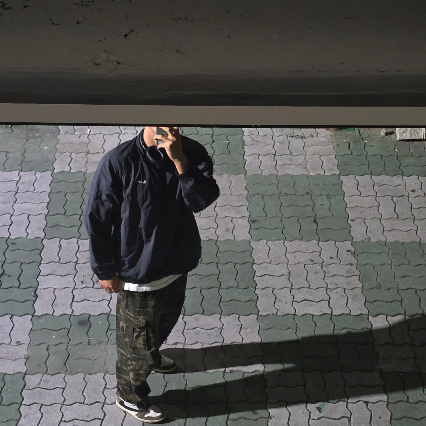 Jordan 1 x Travis Scott Retro High OG SP Mocha, Nike x Stussy Windrunner Jacket Off Noir 착용 스타일