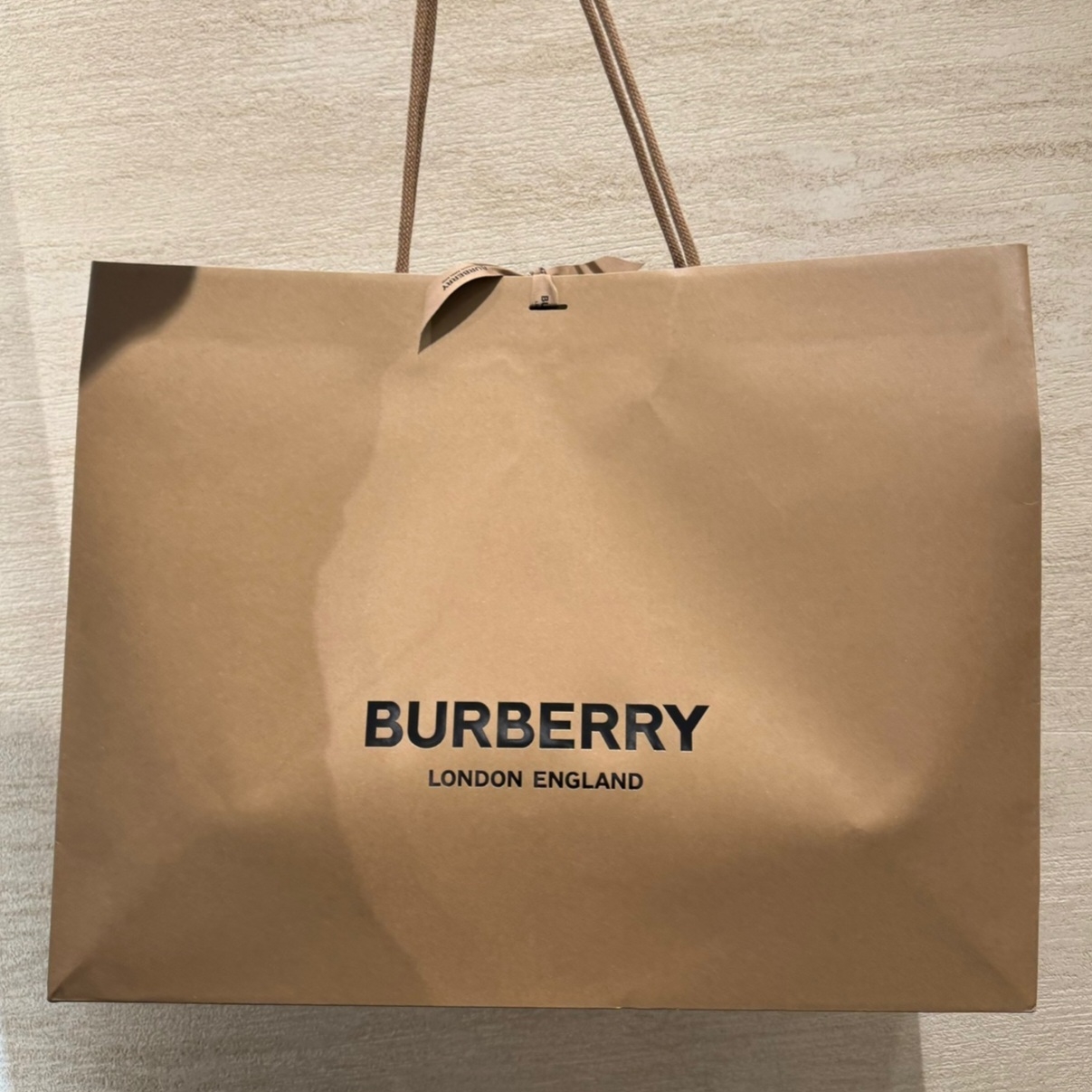 (W) Burberry Quilted Cropped Barn Jacket Black, (W) Burberry Cropped Reversible Check Jacket Sand 착용 스타일 - 2