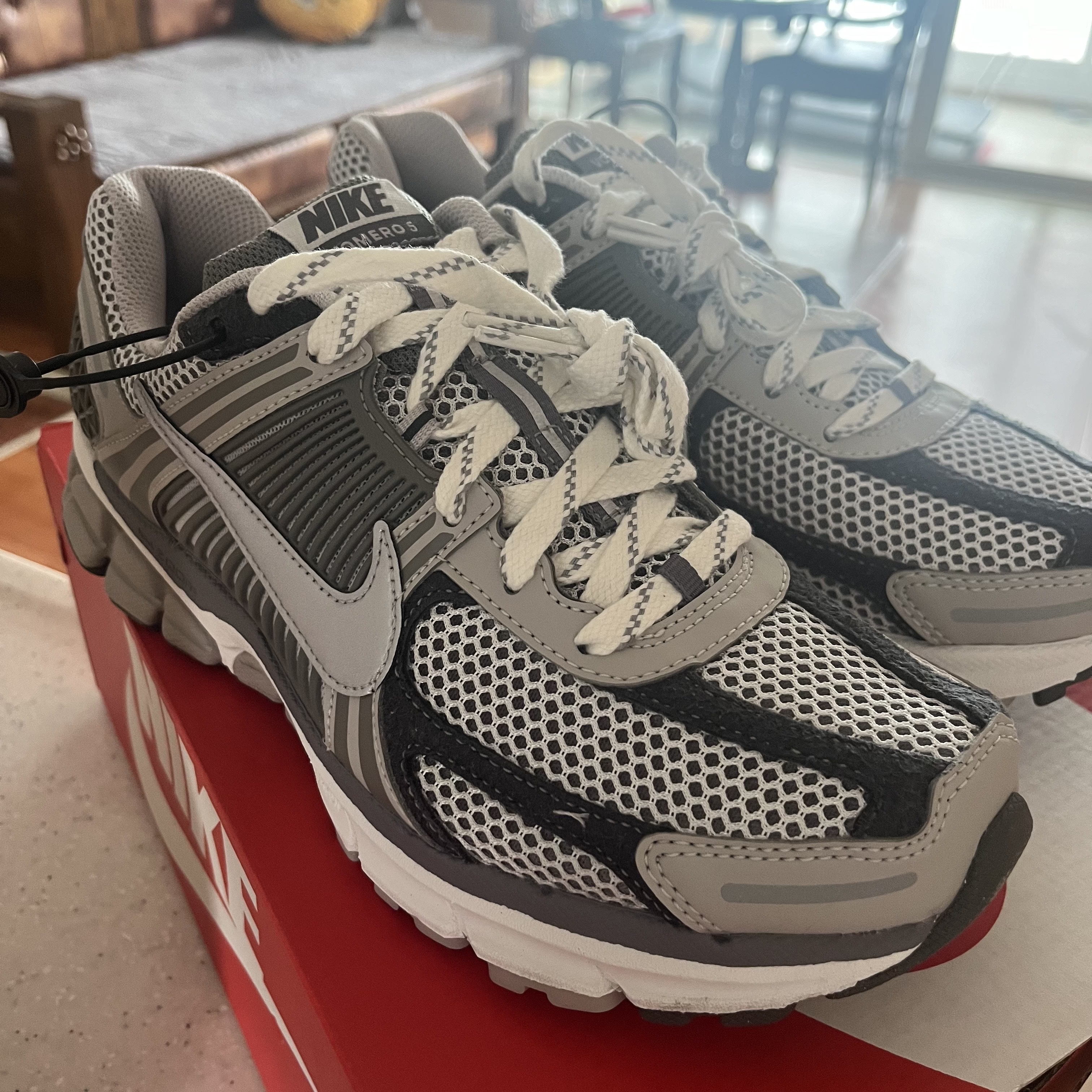 Nike Zoom Vomero 5 PRM Light Iron Ore and Flat Fewter 착용 스타일 - 3