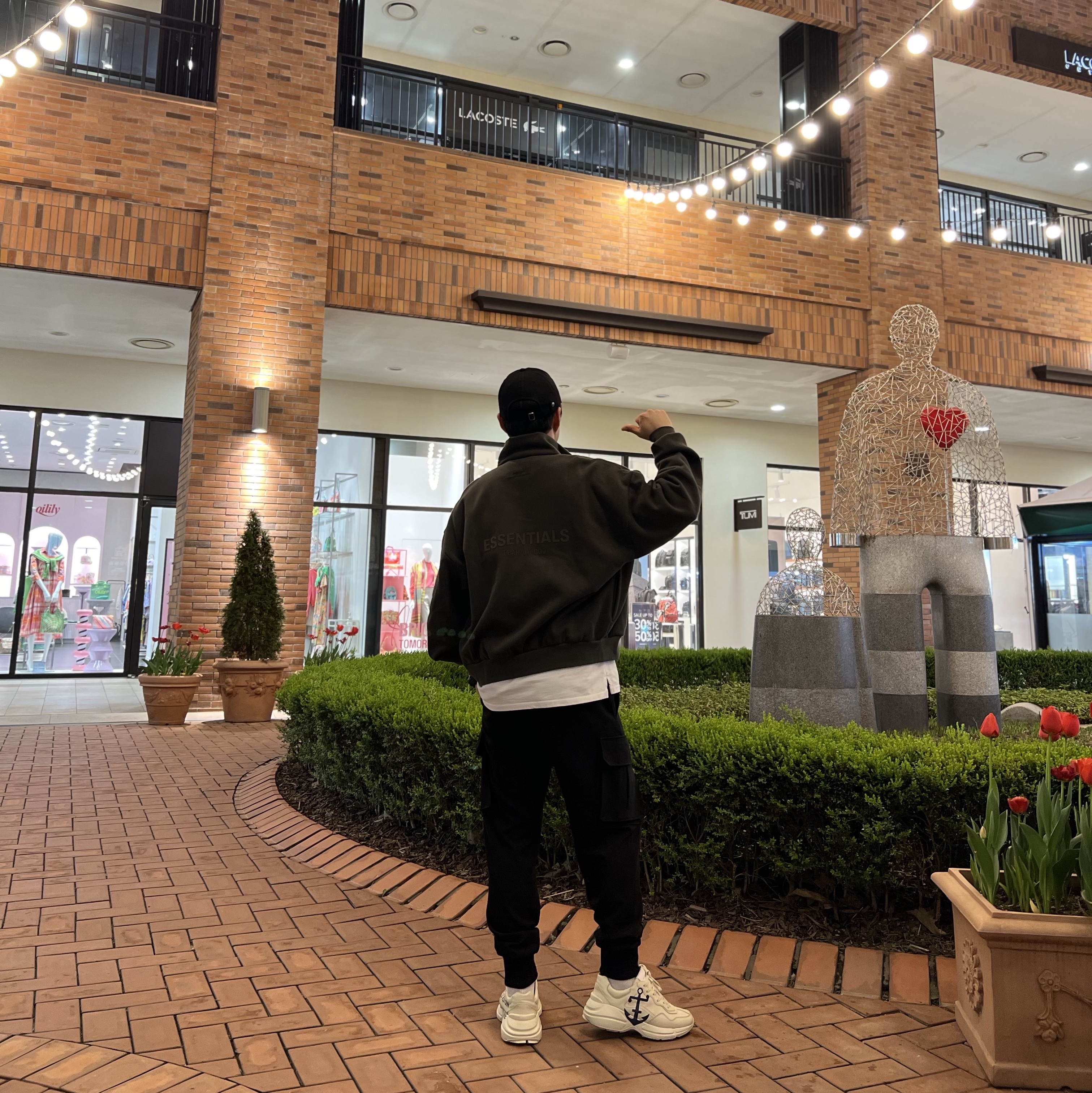 (W) Essentials Full Zip Jacket Off Black - 23SS, Gucci Rhyton Anchor Print Sneakers 착용 스타일 - 1