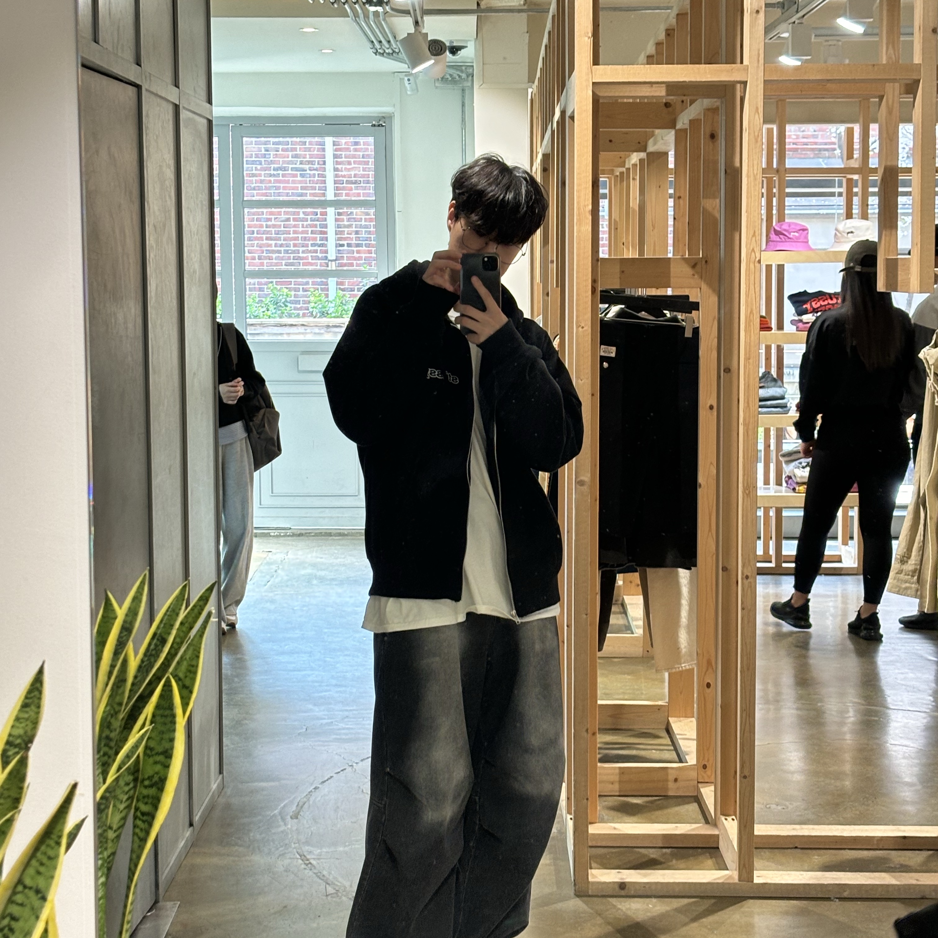 Stussy Basic Stussy Pigment Dyed LS T-Shirt Natural 2024, Stussy SS Link Zip Hoodie Black 착용 스타일
