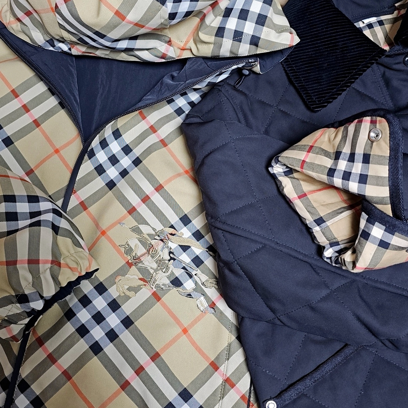 (W) Burberry Quilted Cropped Barn Jacket Black, (W) Burberry Cropped Reversible Check Jacket Sand 착용 스타일 - 1