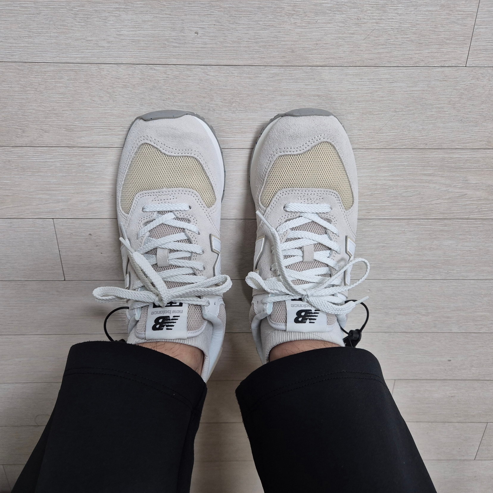 New Balance 574 White Grey 착용 스타일 - 2