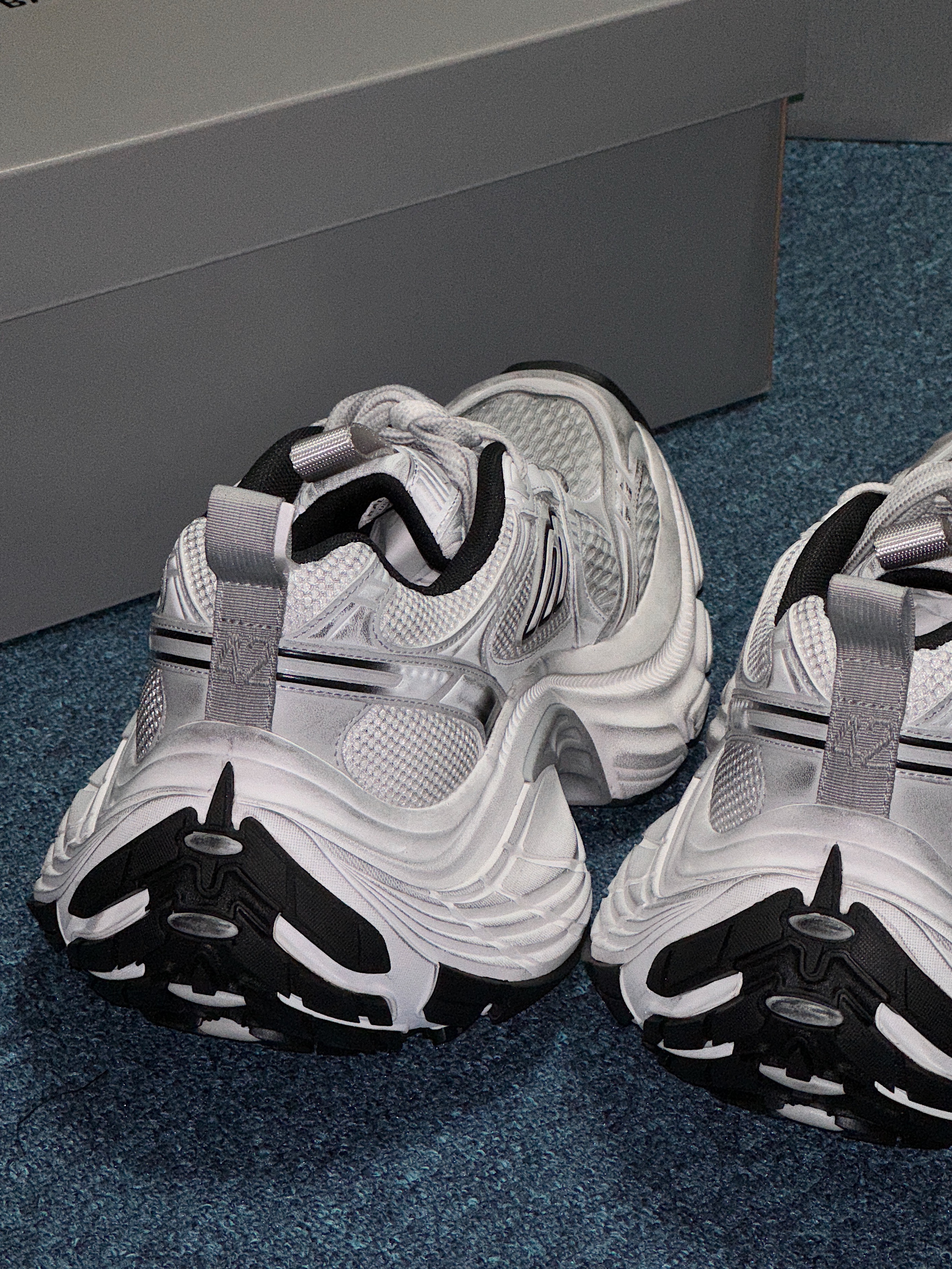 Balenciaga 10XL Sneakers White Grey Silver Black, (W) Balenciaga 10XL Sneakers White Grey Silver Black 착용 스타일 - 5