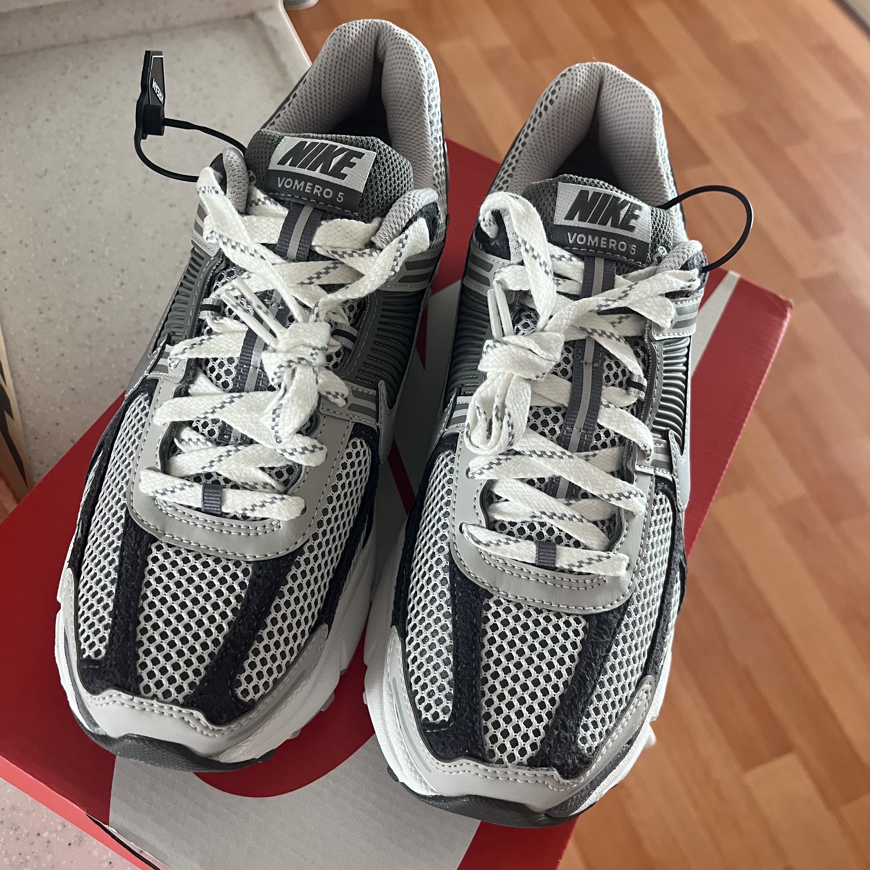 Nike Zoom Vomero 5 PRM Light Iron Ore and Flat Fewter 착용 스타일 - 2