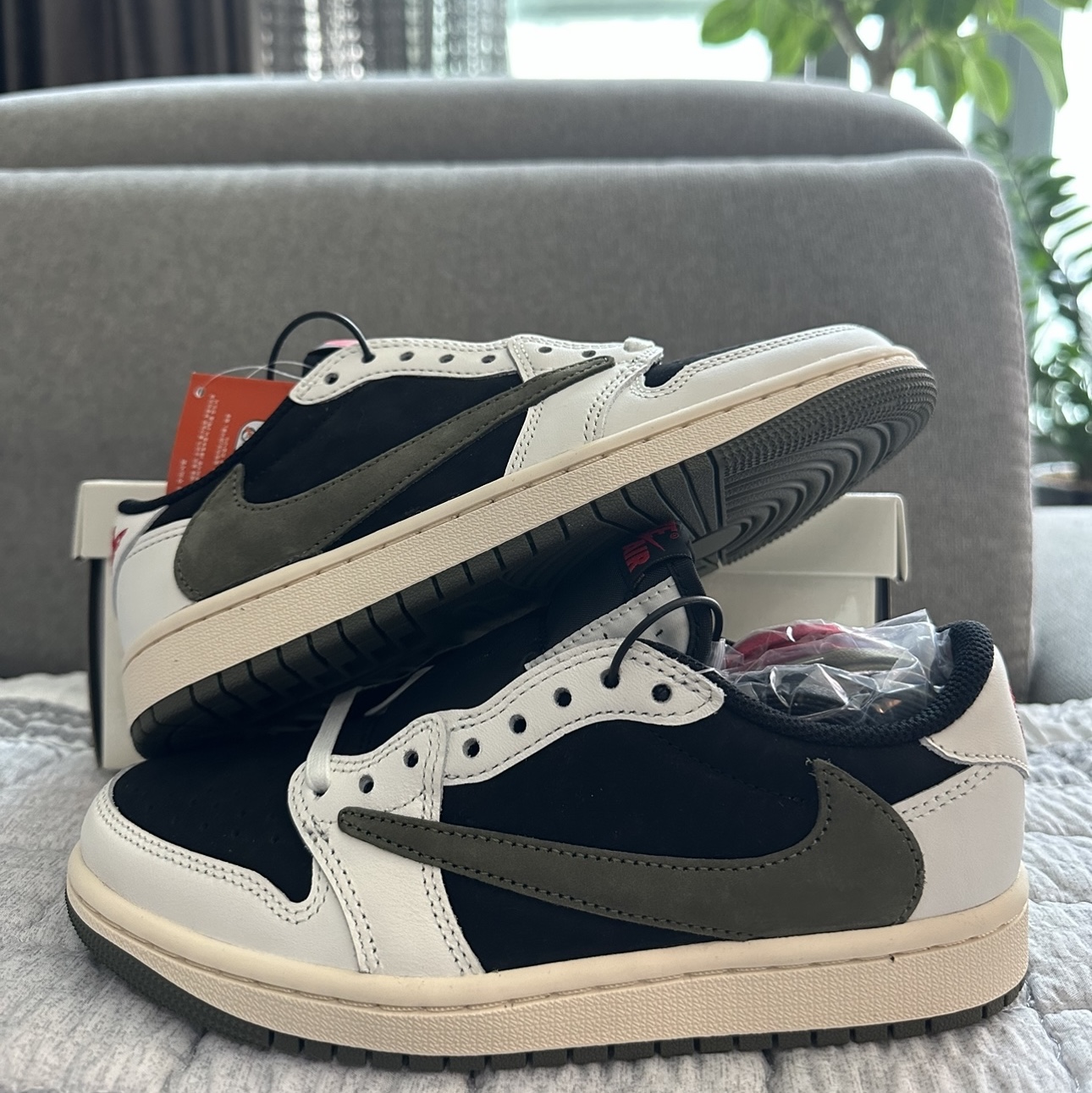 (W) Jordan 1 x Travis Scott Retro Low OG SP Medium Olive 착용 스타일 - 1