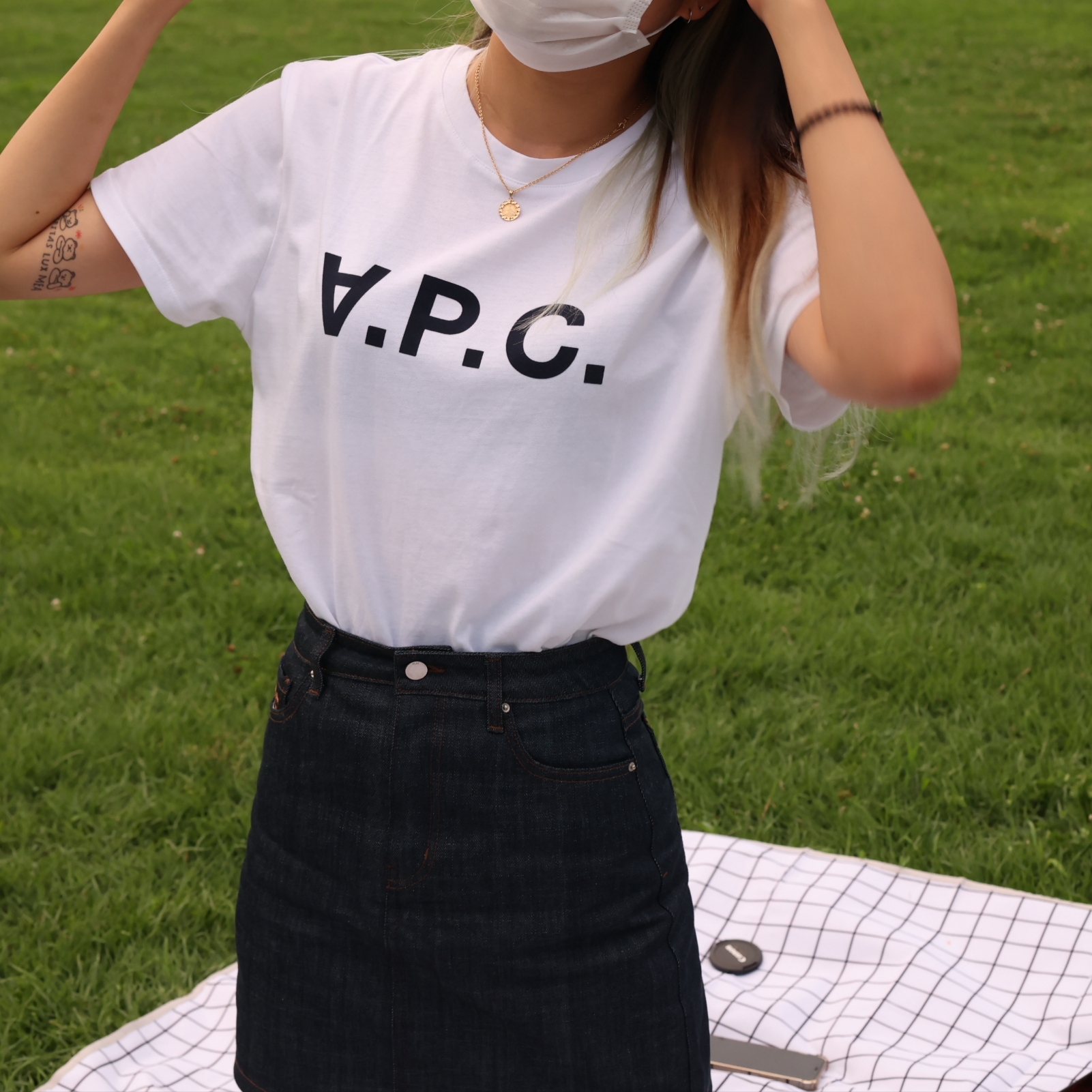 A.P.C. VPC T-Shirt White Dark Navy 착용 스타일 - 1