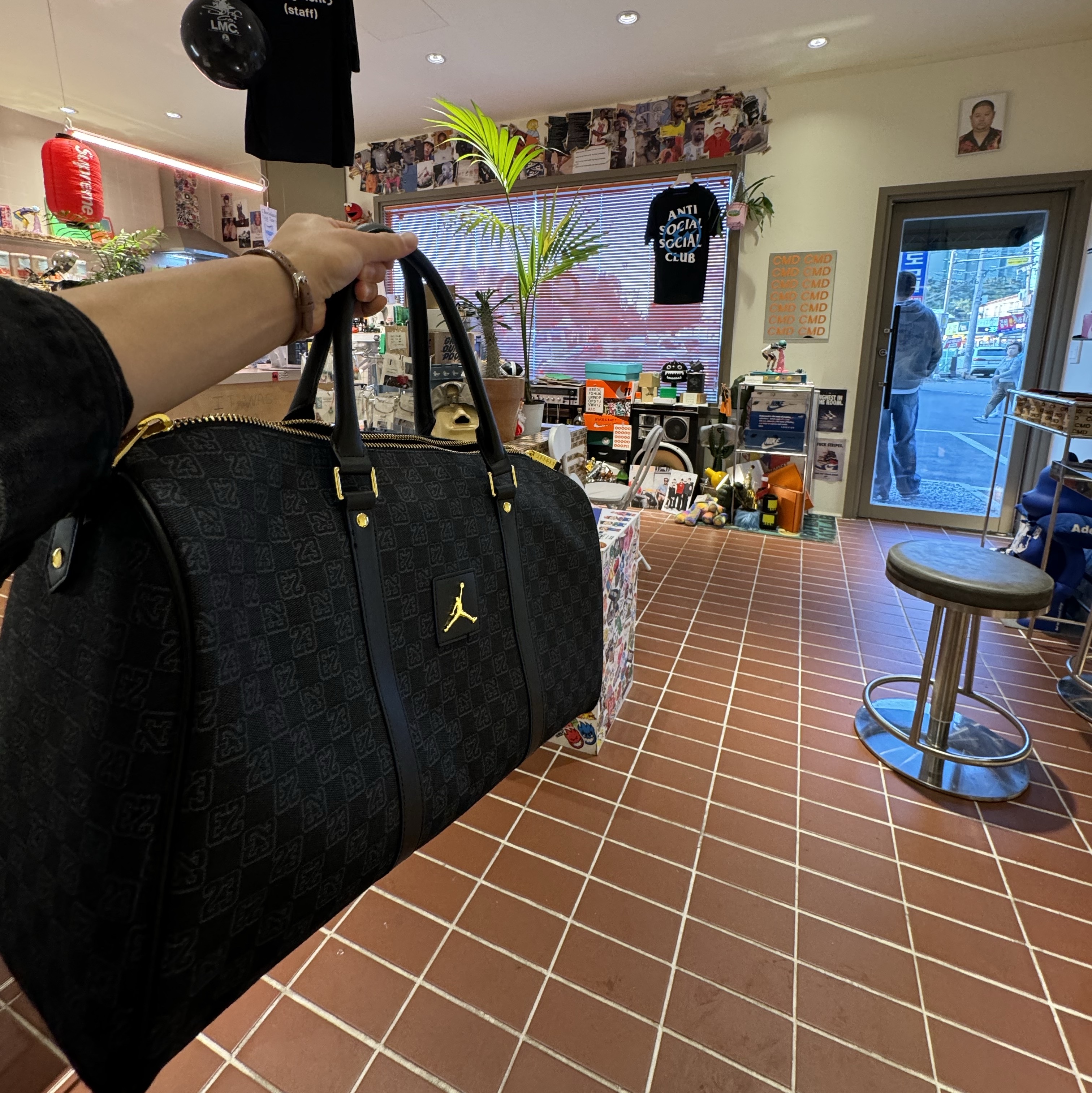 Jordan Monogram Duffle Bag Black (MA0759-023) 착용 스타일