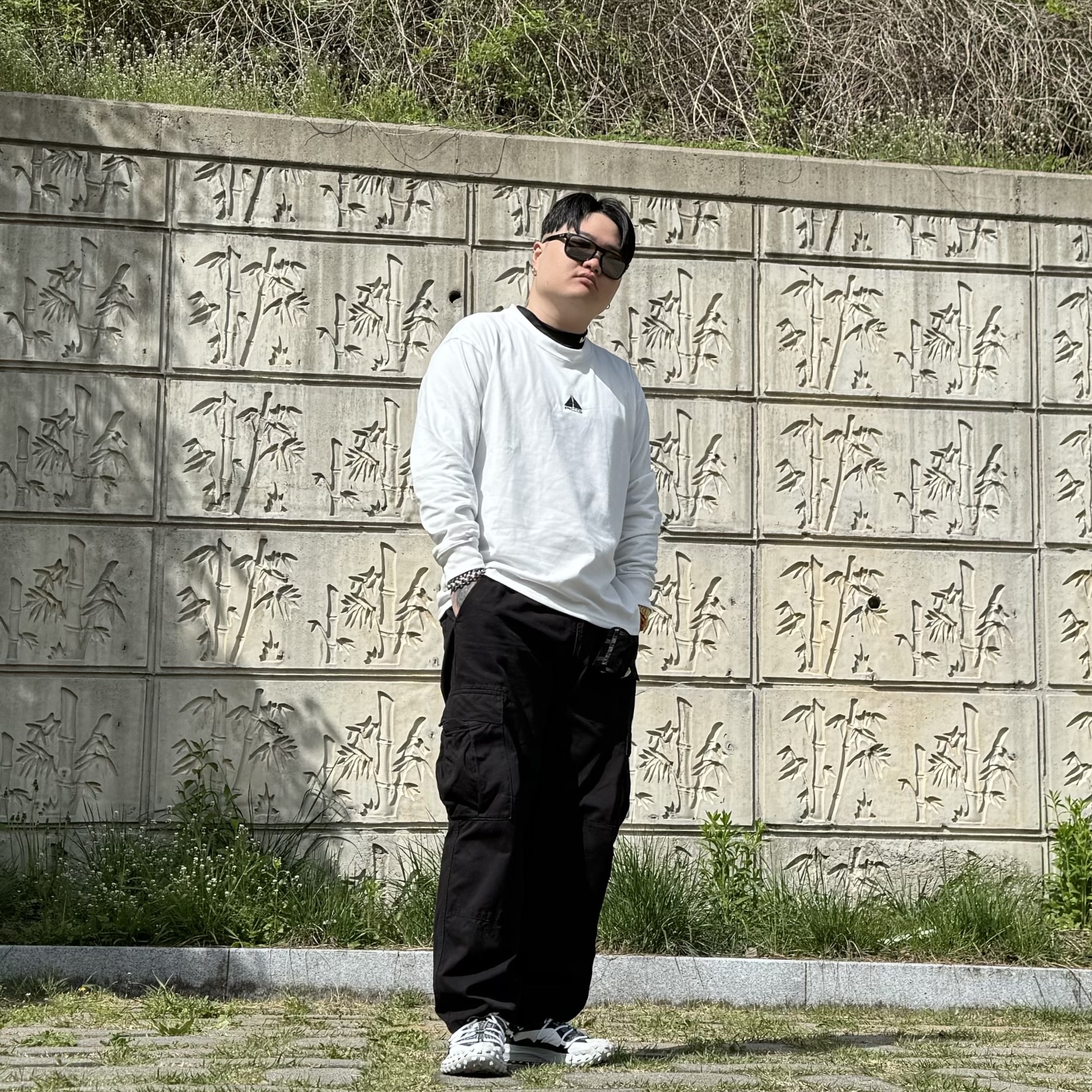Nike ACG Mountain Fly Low SE White and Black, Supreme x The North Face Suede Base Camp Duffle Keychain Black - 23FW 착용 스타일