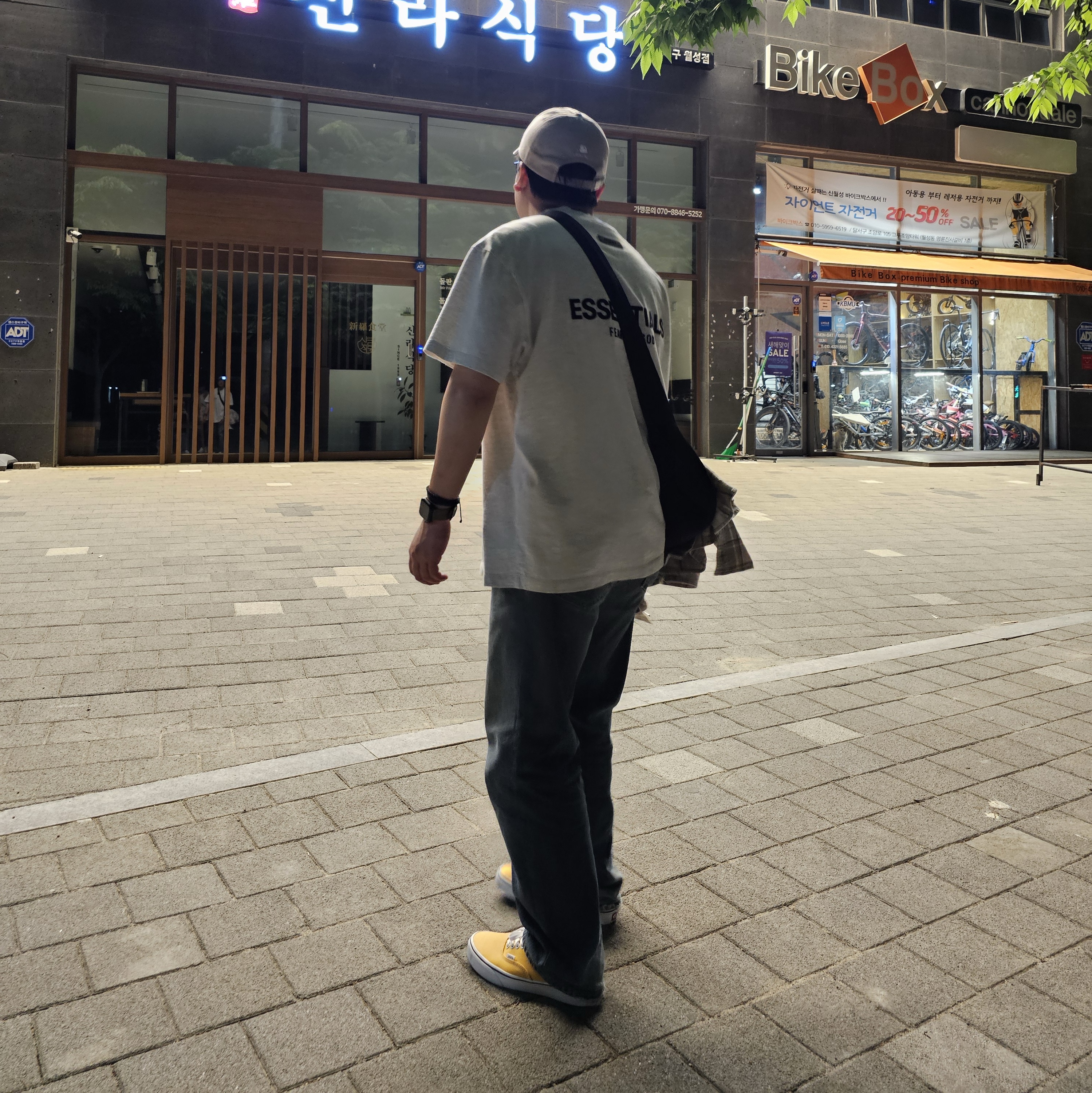 Vans Authentic Color Theory Golden Yellow, COS Nylon Crossbody Saddle Bag Black 착용 스타일 - 1