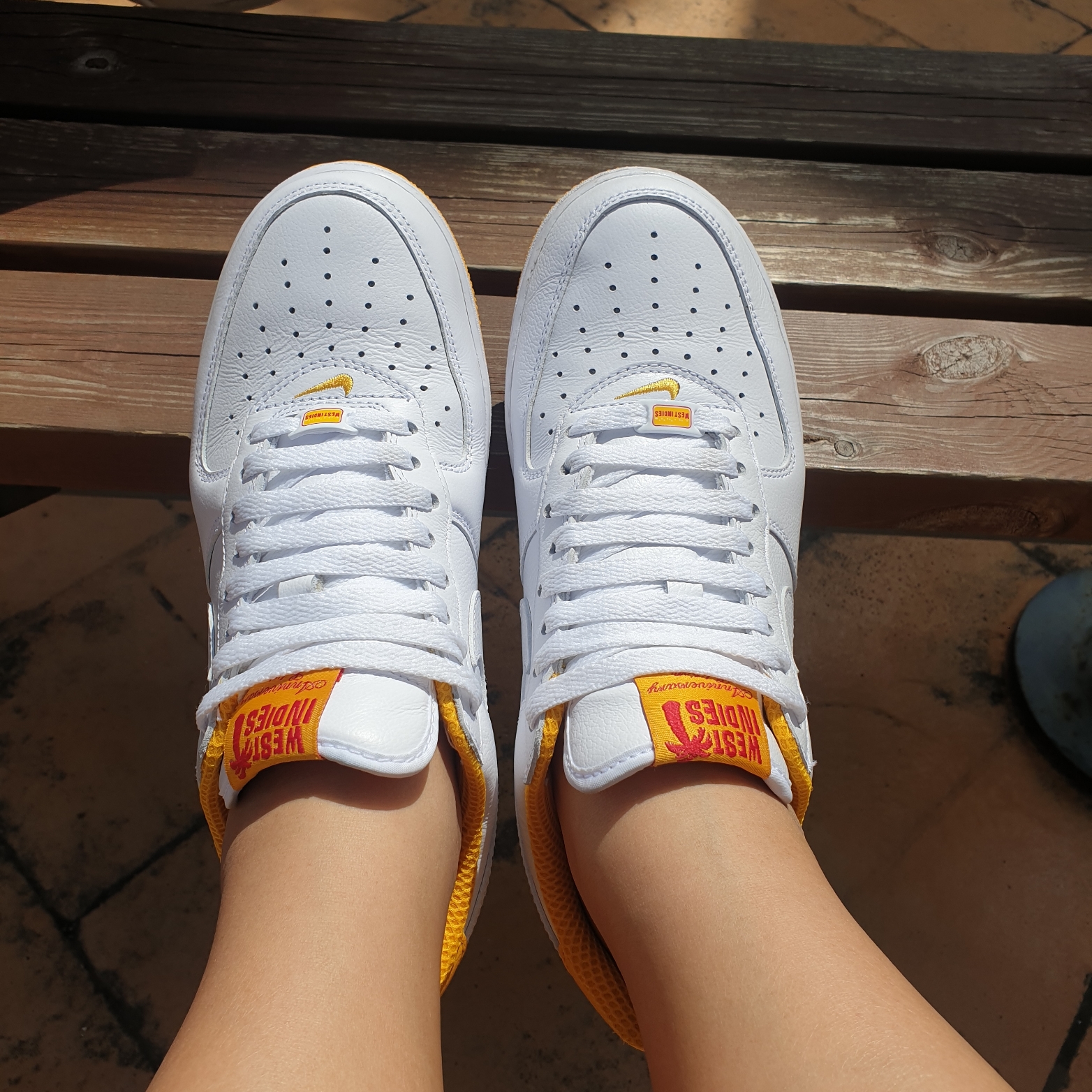 Nike Air Force 1 Low Retro QS West Indies University Gold 착용 스타일 - 1