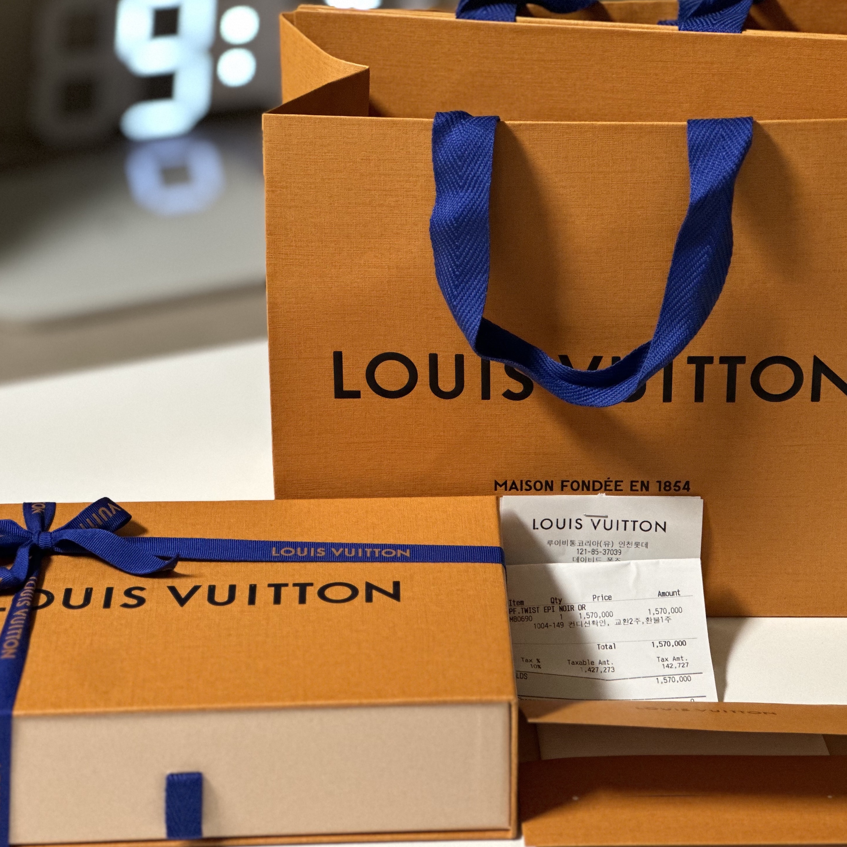 Louis Vuitton Twist Wallet Epi Black Gold 착용 스타일 - 2