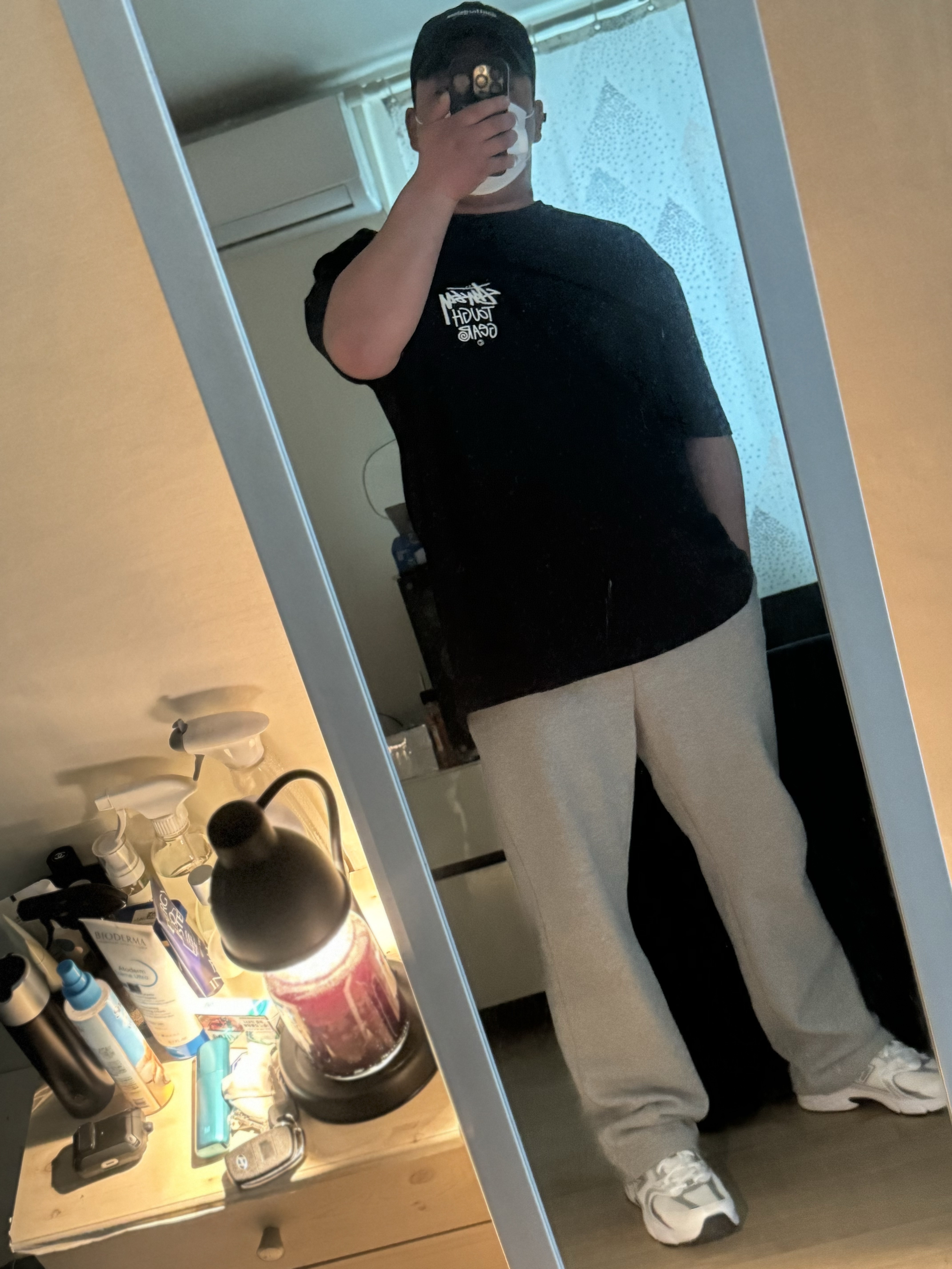 Stussy Tough Gear T-Shirt Black, New Balance 530 White Silver 착용 스타일