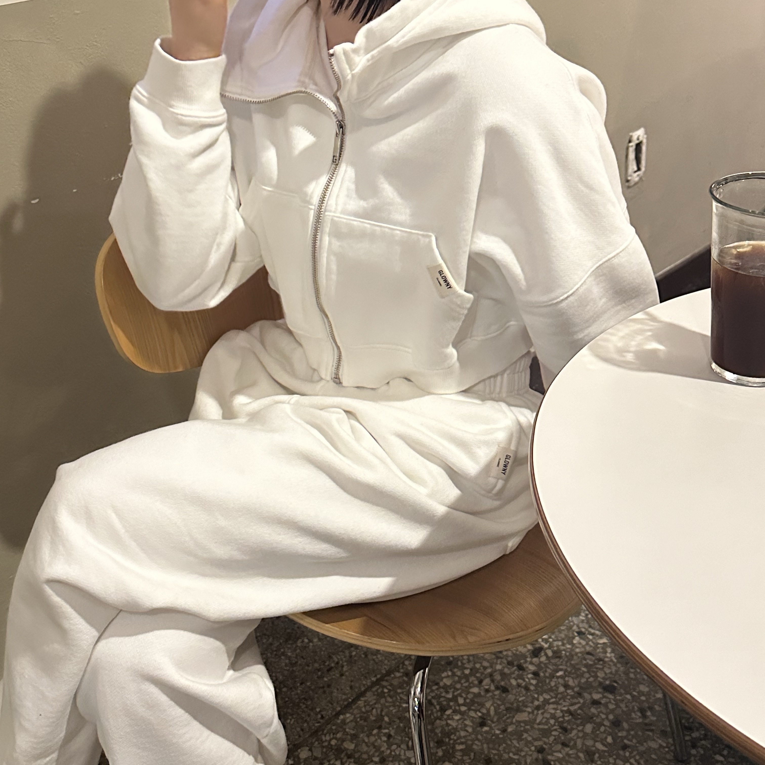 (W) Glowny Jordan Zip-Up Cropped Hoodie White 착용 스타일 - 1