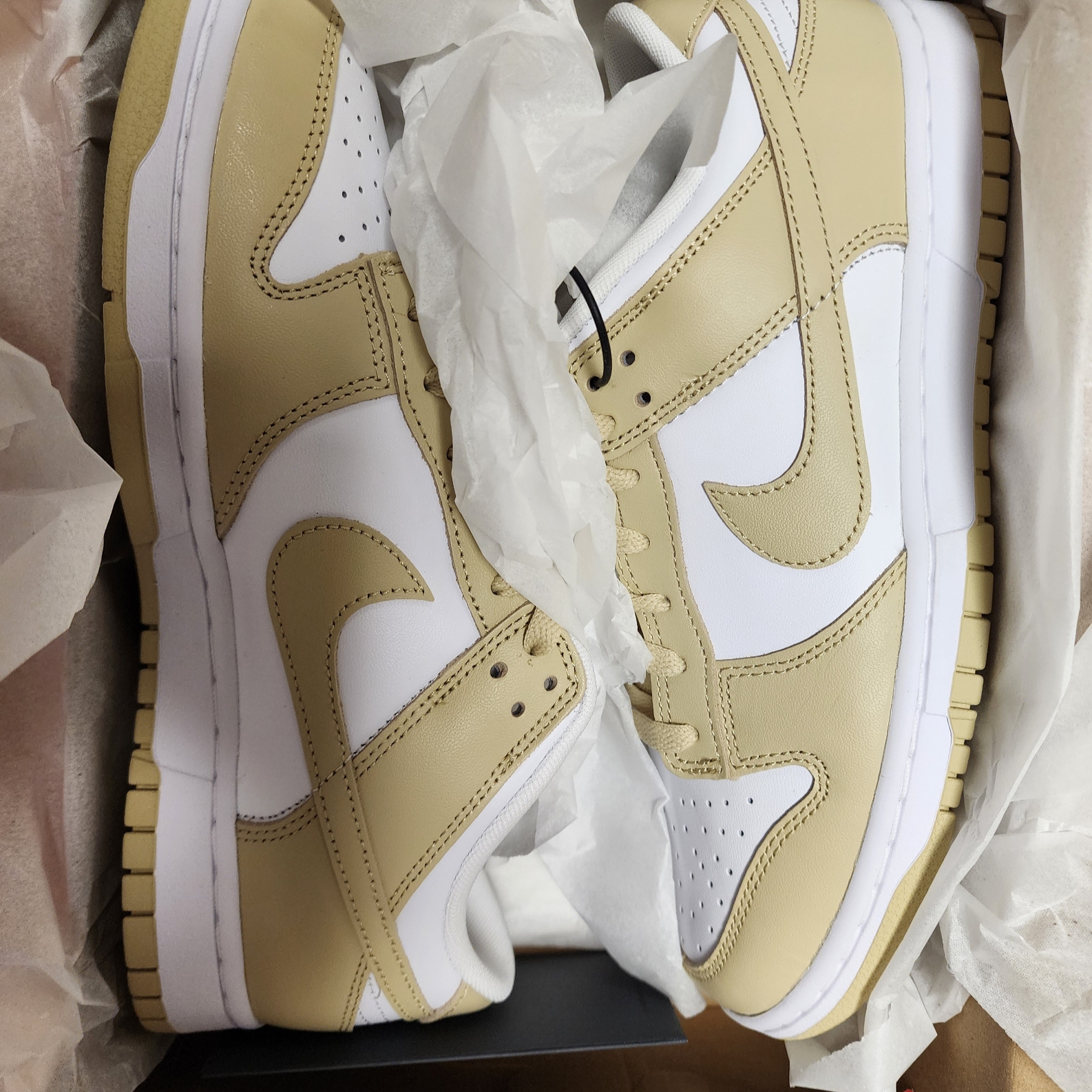 Nike Dunk Low Team Gold and White 착용 스타일